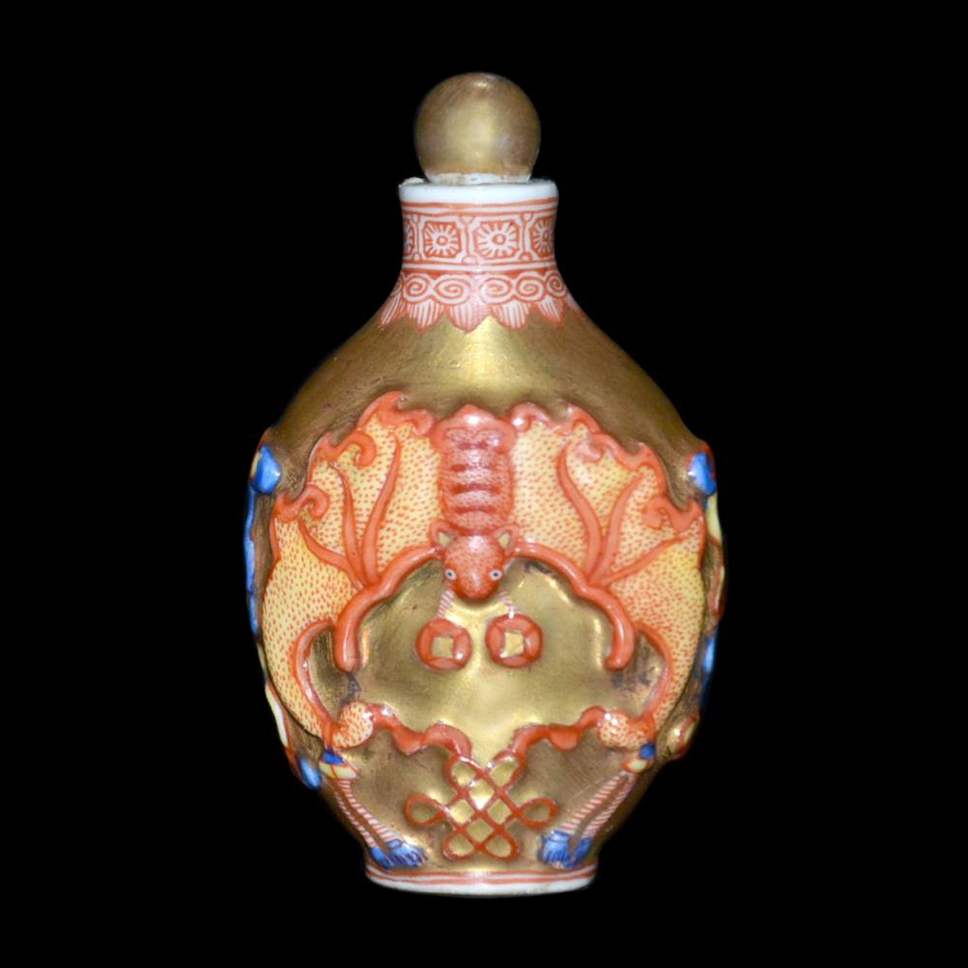 清 嘉庆 金地粉彩塑雕云蝠纹鼻烟壶 Qing, A Fine Famille-Rose Gold-Ground Relief Decorated Bat amidst Cloud Snuff Bottle