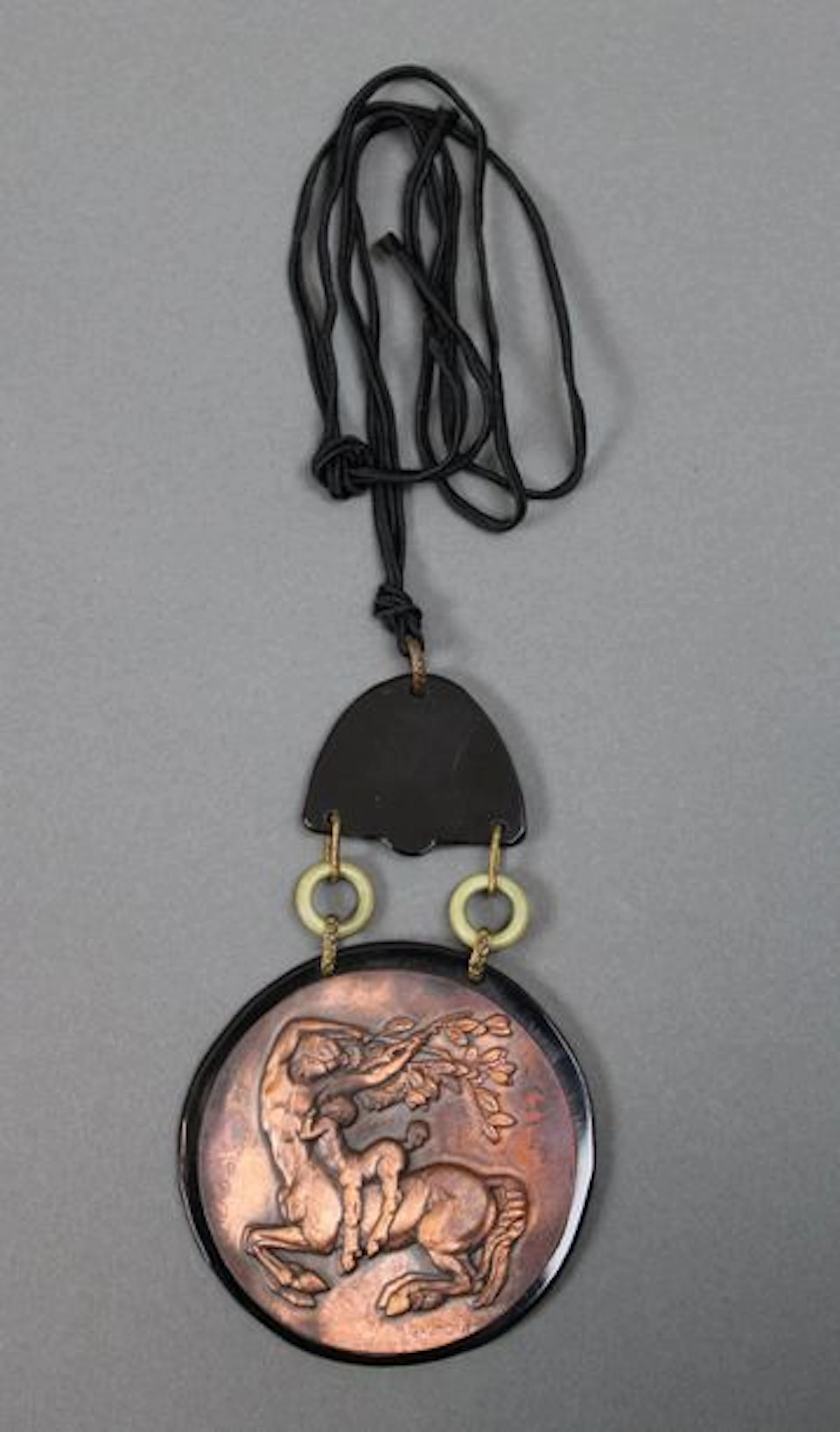 GAUMONT. Collier pendentif Art-Déco en bakélite... - Lot 246 - Eric Caudron