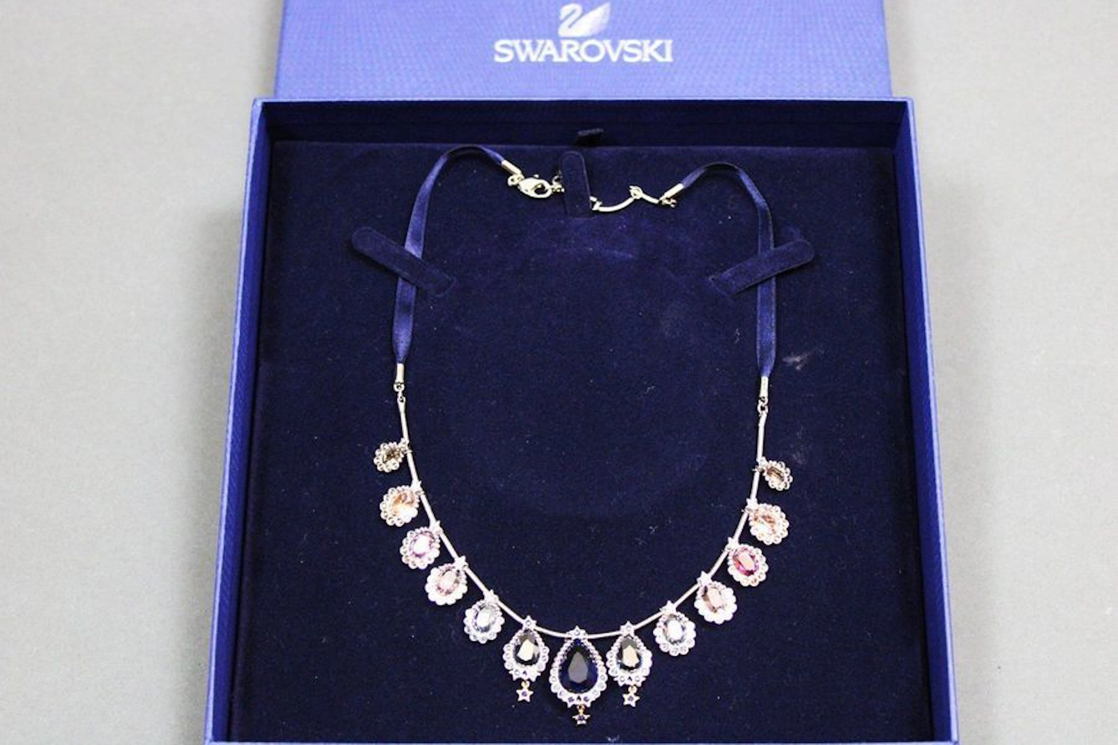 SWAROVSKI Collier, pierres de couleurs,... - Lot 230 - Eric Caudron