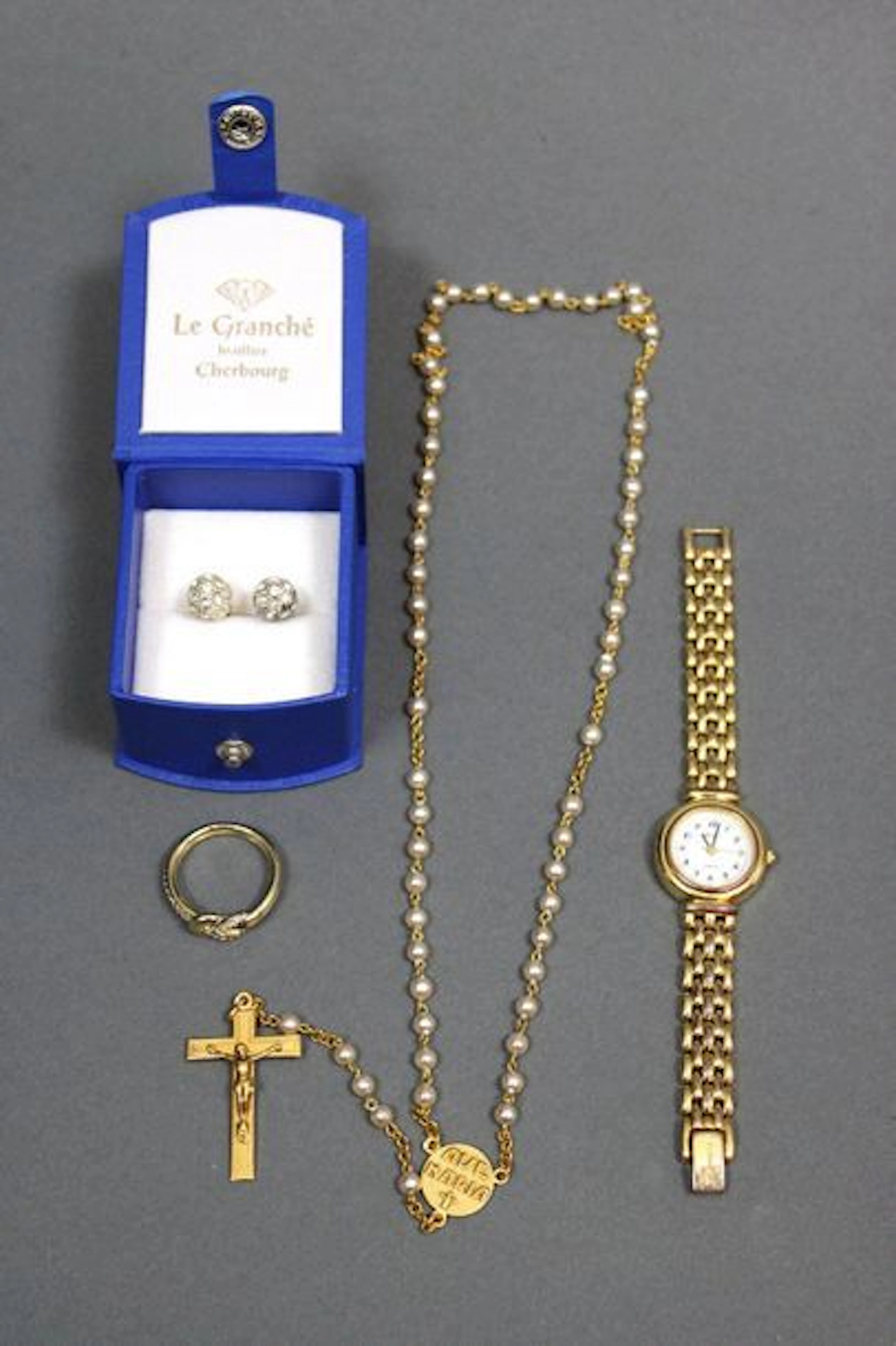 Lot de 4 pièces : une montre bracelet en... - Lot 148 - Eric Caudron