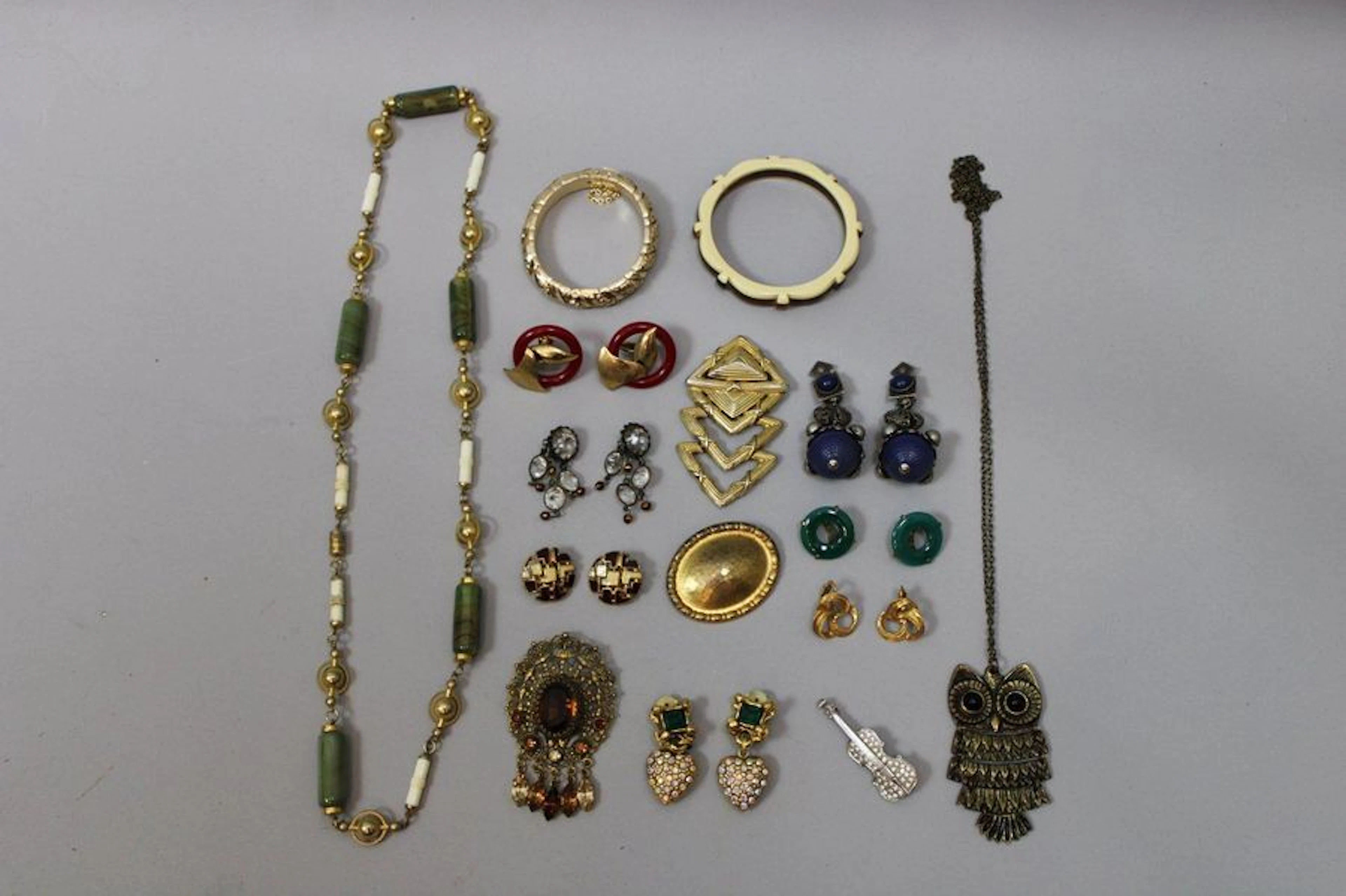 Lot de 7 paires de boucles d’oreilles fantaisie,... - Lot 80 - Eric Caudron