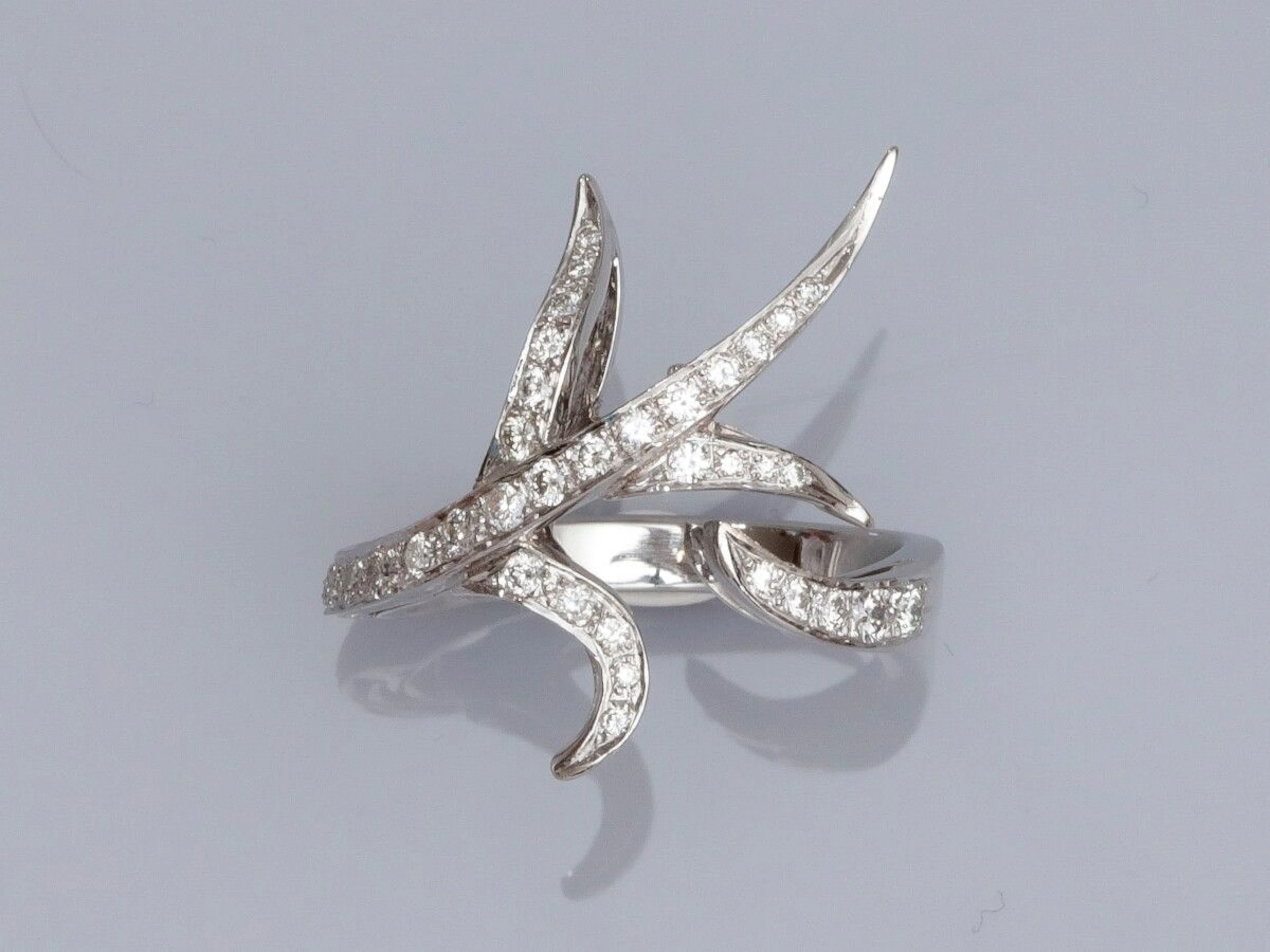 Bague plume en or gris 750°/00 (18K) , sertie... - Lot 113 - Eric Caudron