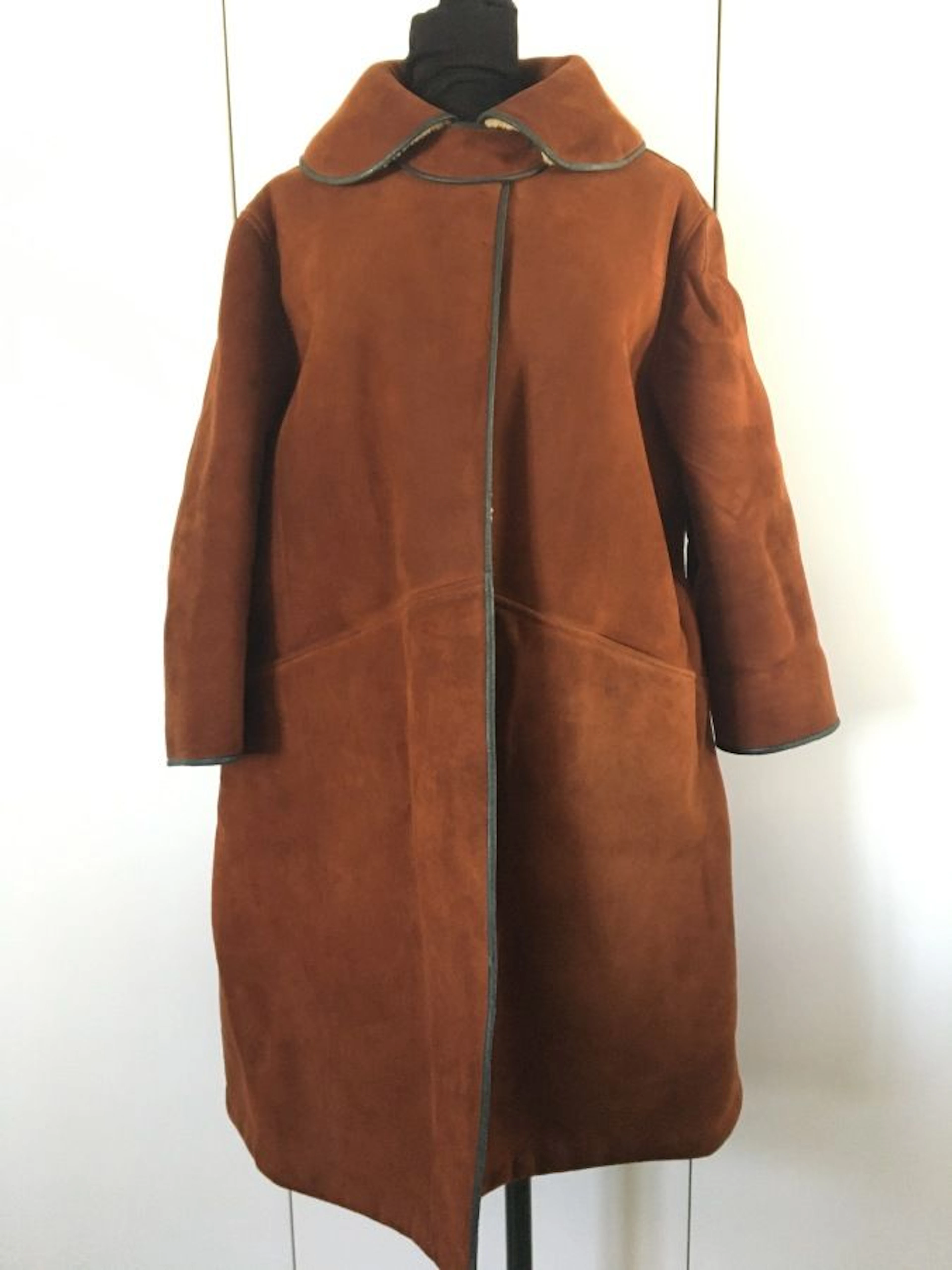 HERMES Manteau en peau lainée marron gansé... - Lot 270 - Eric Caudron