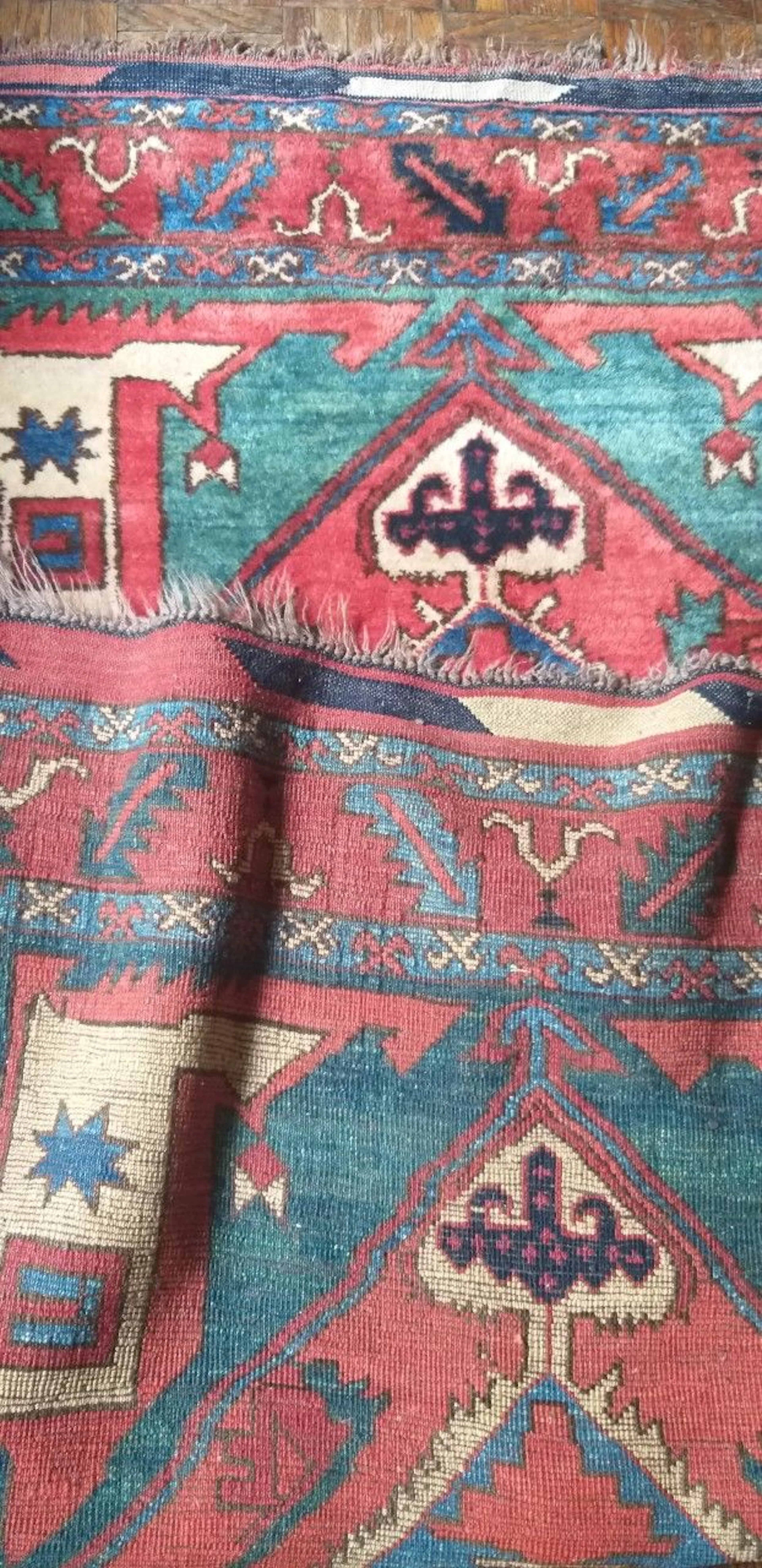 Tapis Kazak en laine sur fond rouge, environ... - Lot 326 - Eric Caudron