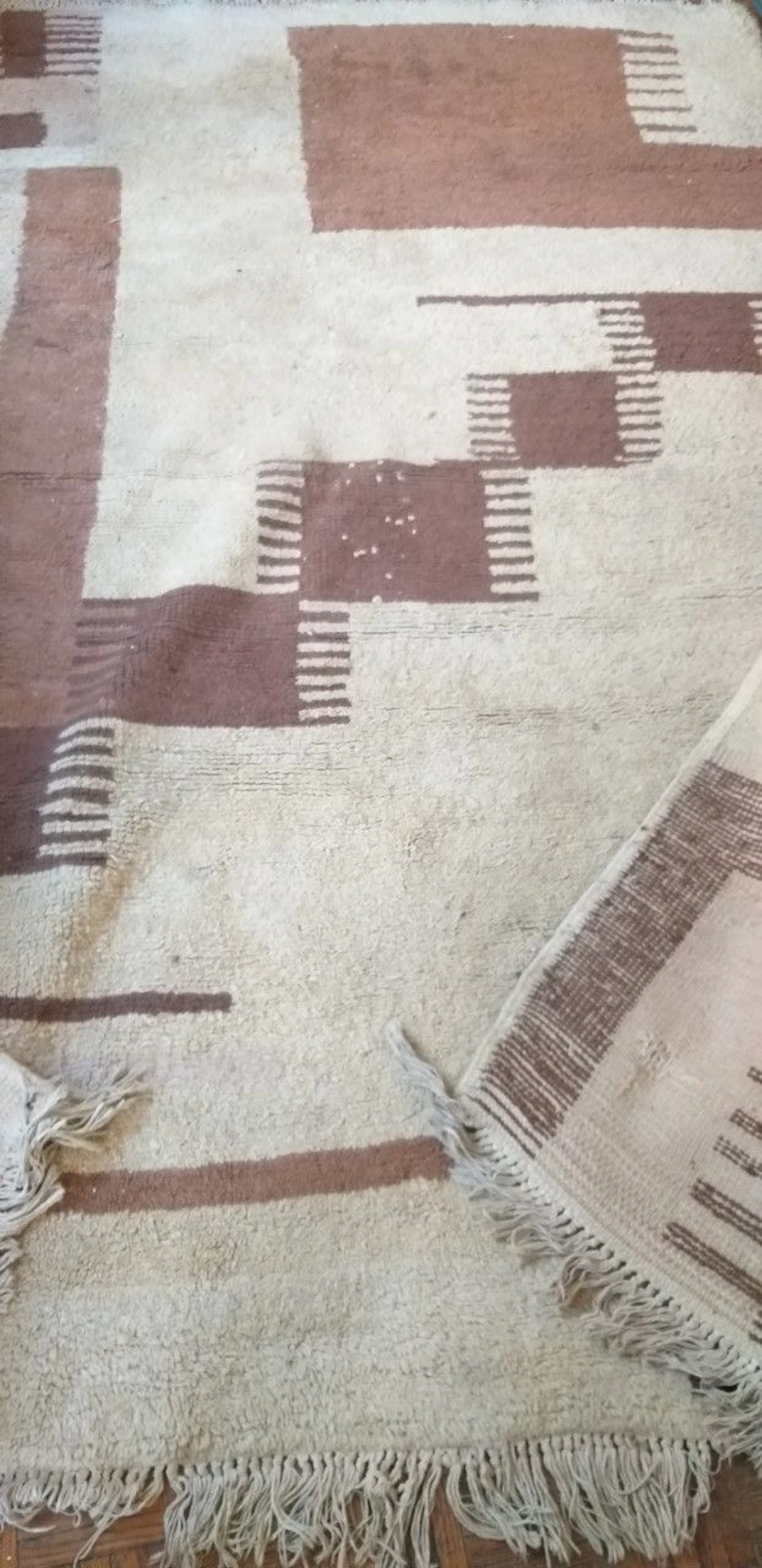 Tapis moderne fond beige et marron. environ... - Lot 328 - Eric Caudron