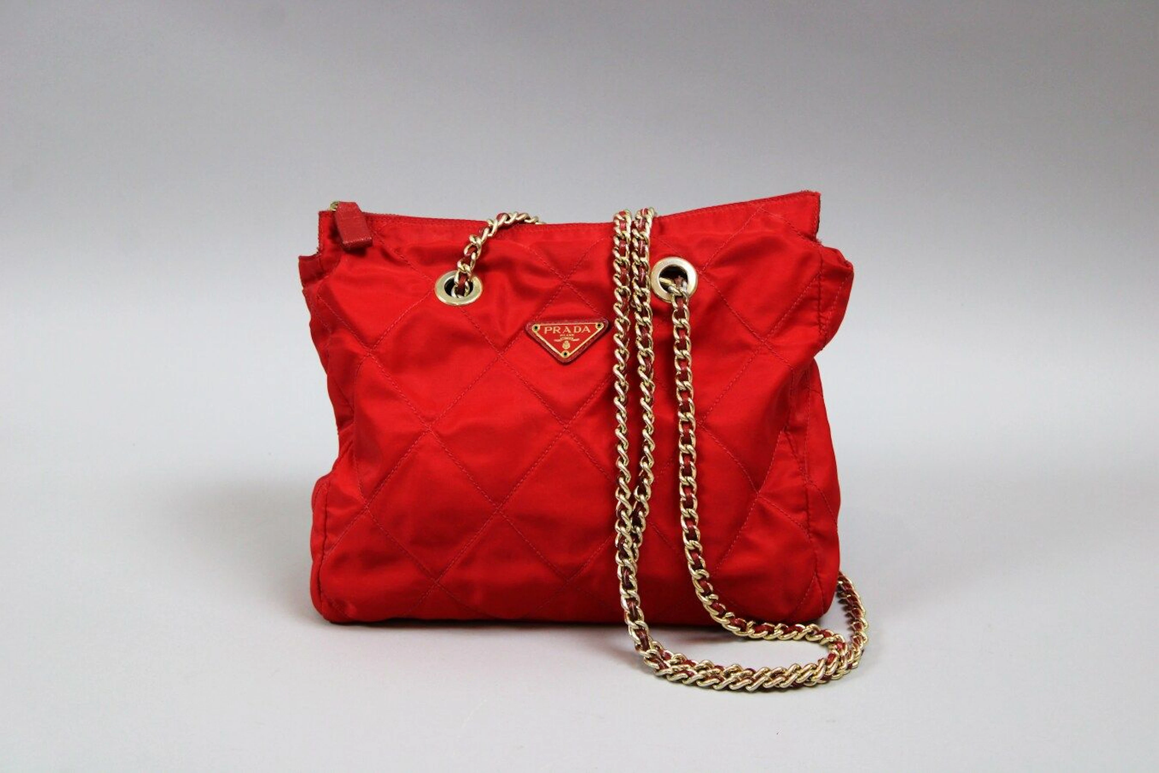 PRADA Sac en toile surpiquée rouge, bandoulières... - Lot 206 - Eric Caudron