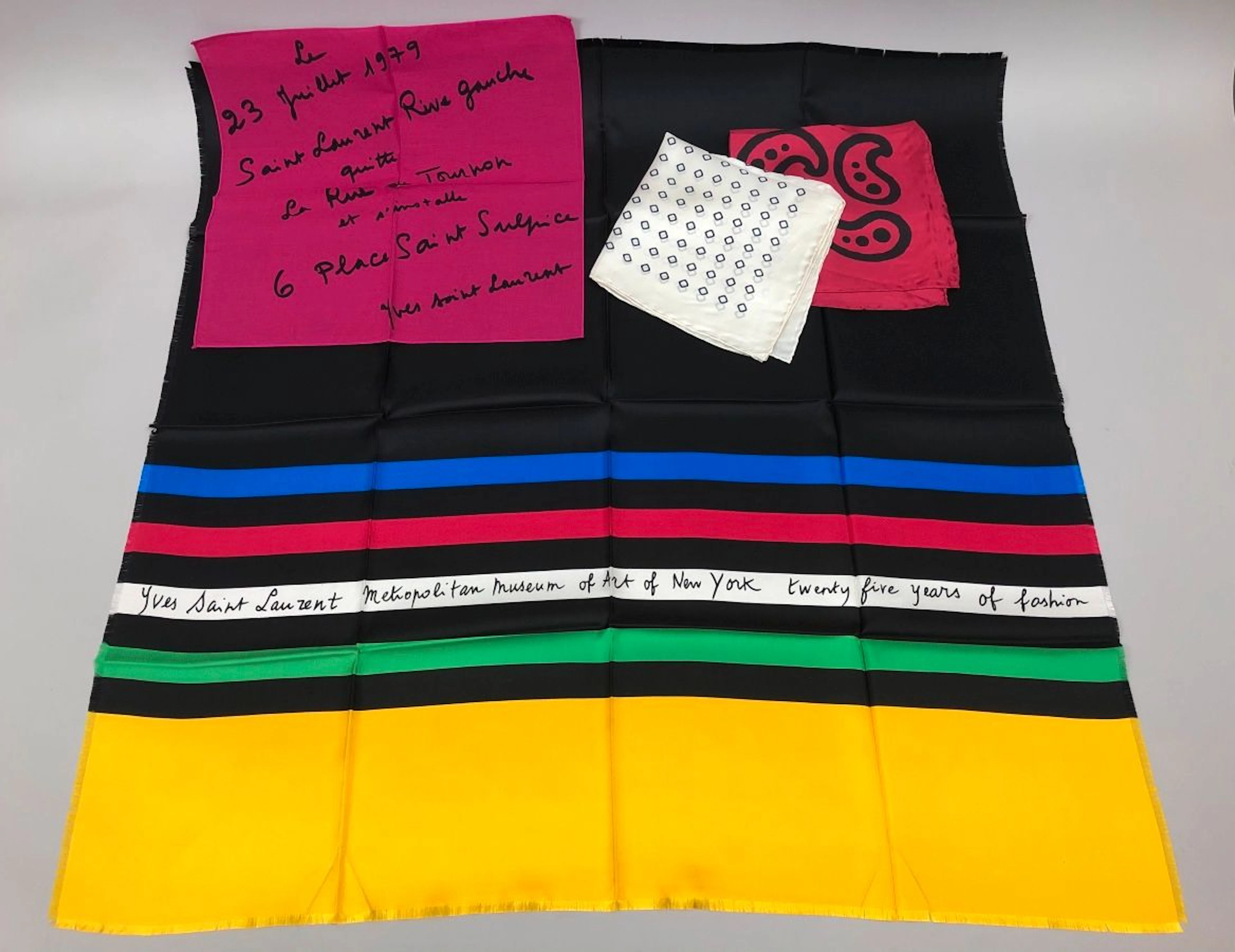 Yves SAINT LAURENT Lot Un foulard pour le... - Lot 218 - Eric Caudron