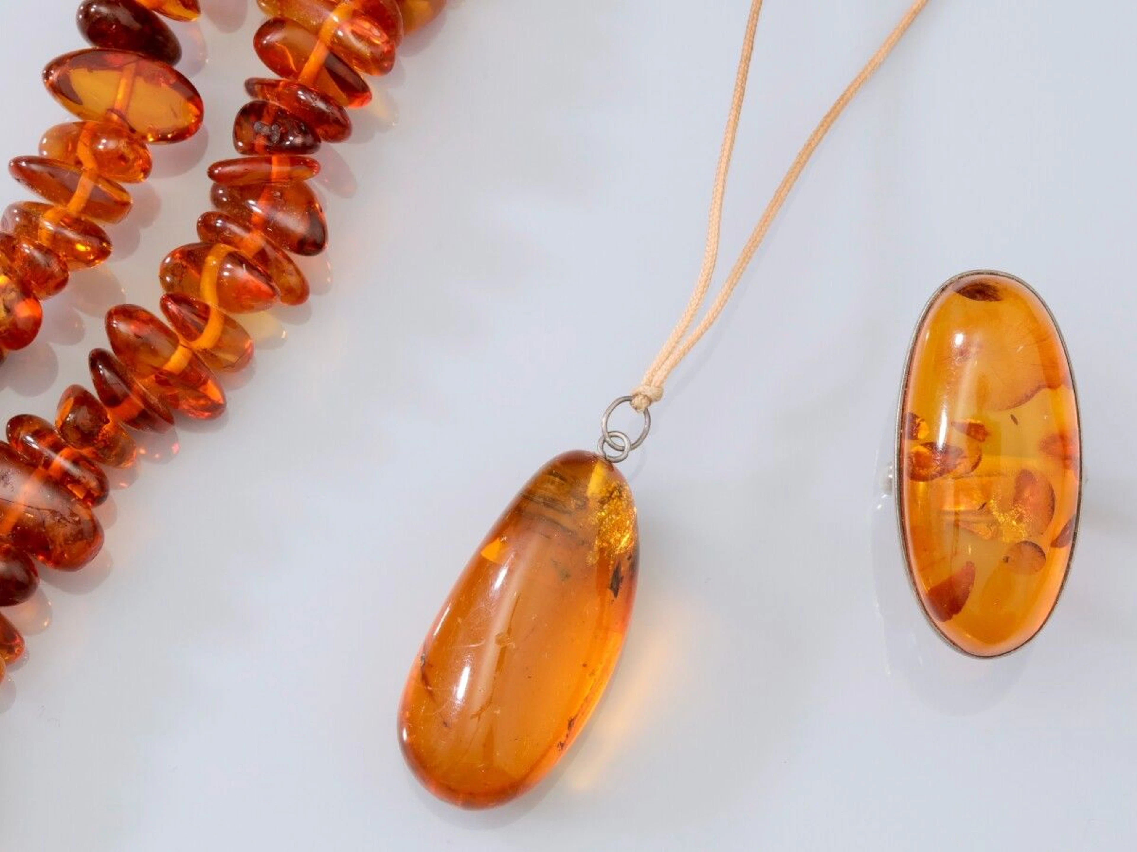 Lot en ambre miel composé d'un pendentif... - Lot 285 - Eric Caudron