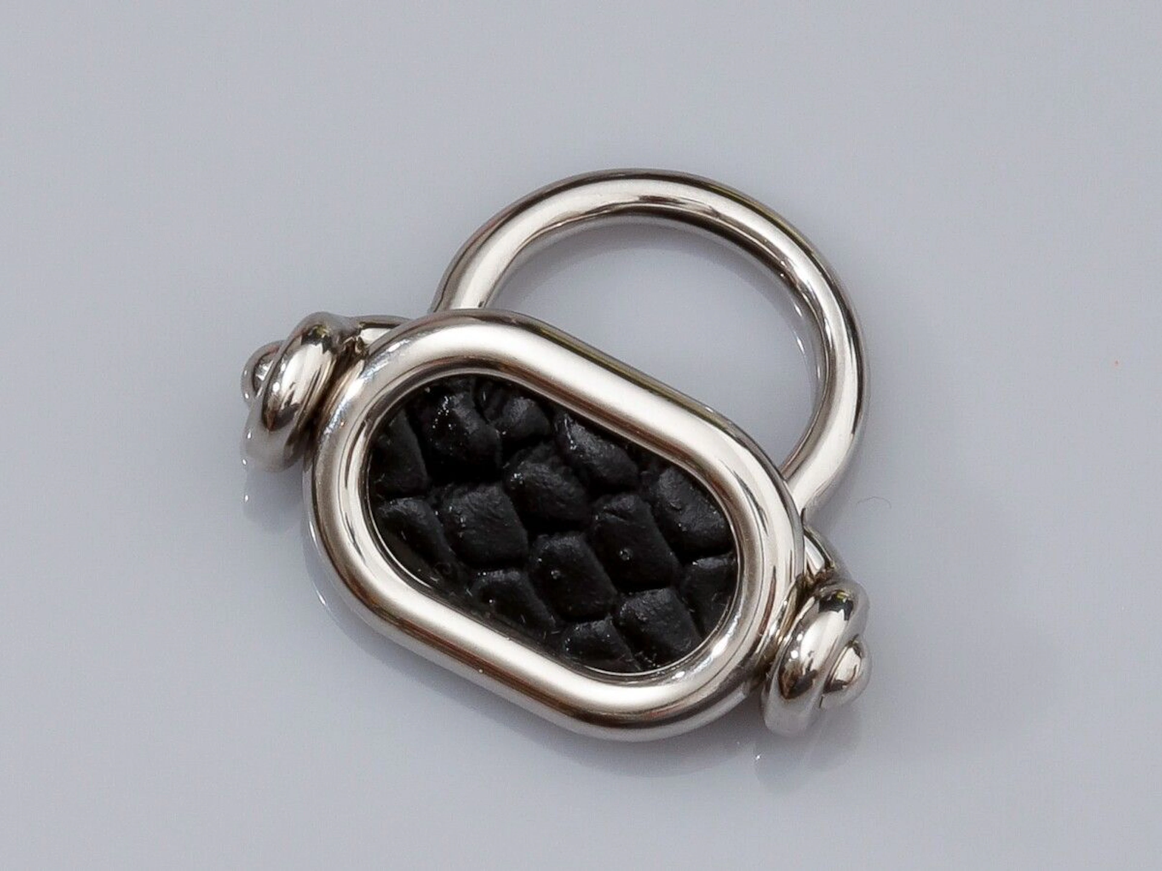 HERMES, bague à chaton ovale basculant en... - Lot 19 - Eric Caudron