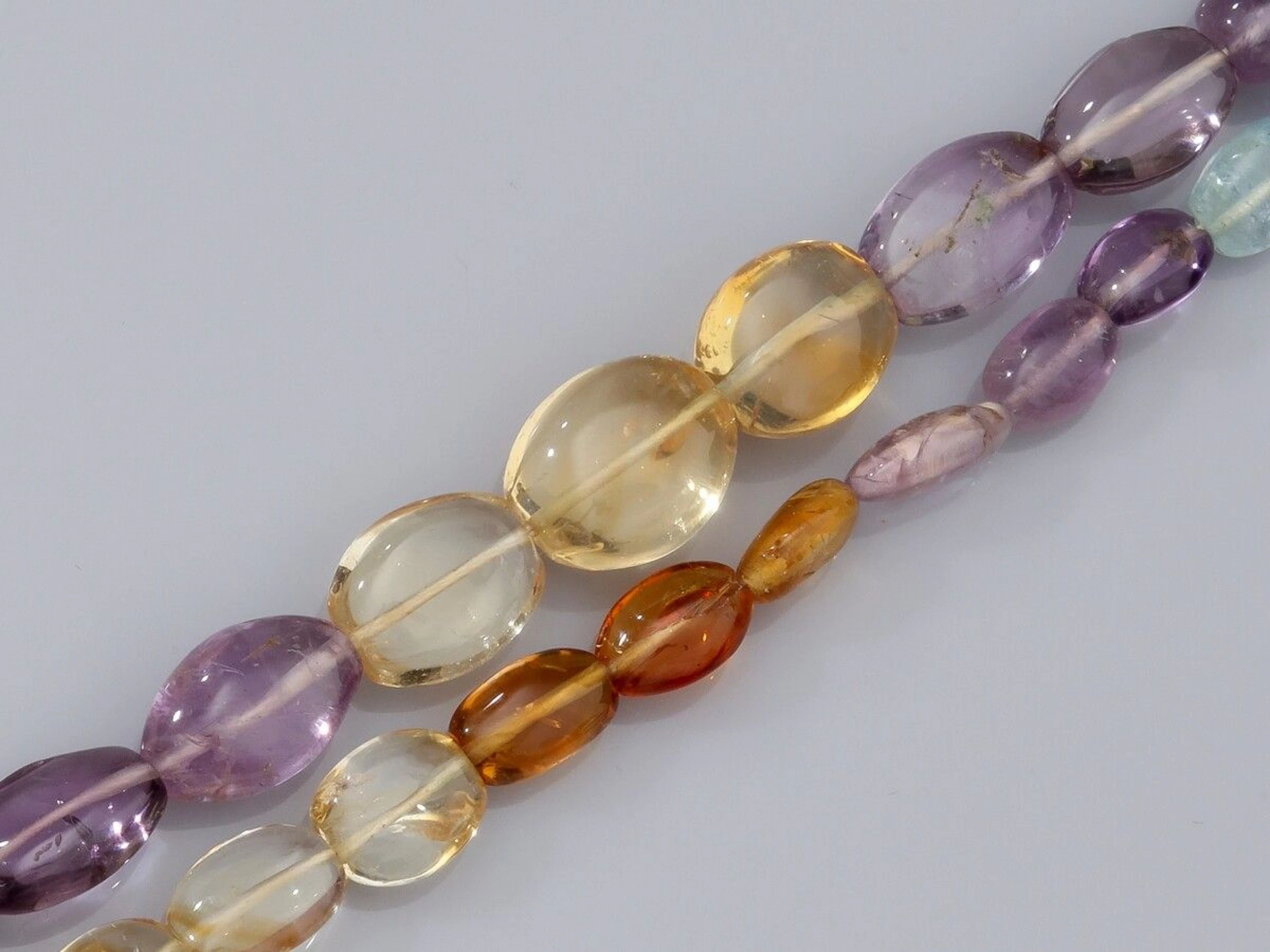 Collier de pierres fines polies en chute:... - Lot 21 - Eric Caudron