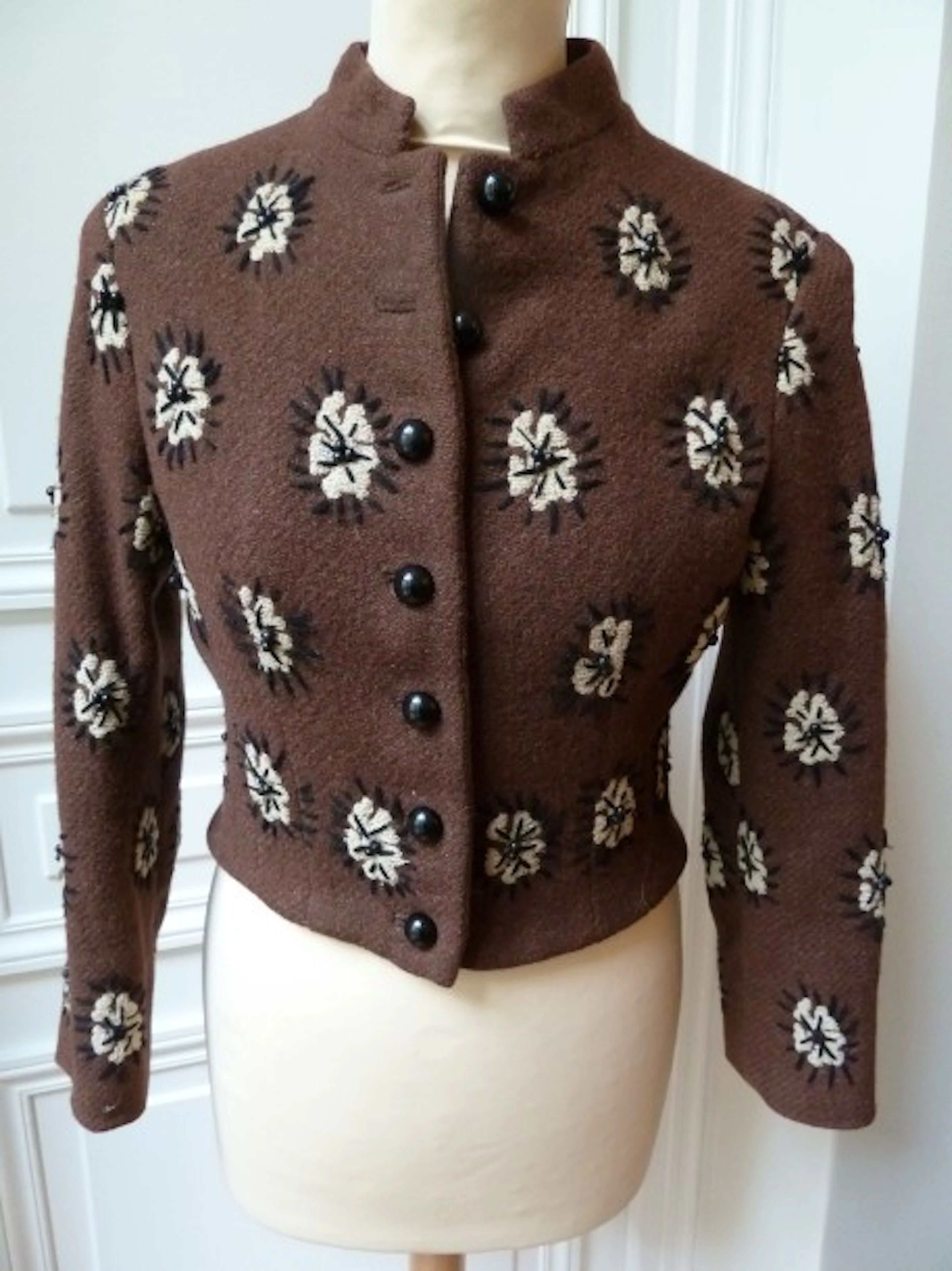 Lola PRUSAC une petite veste courte en lainage marron à motifs perlés