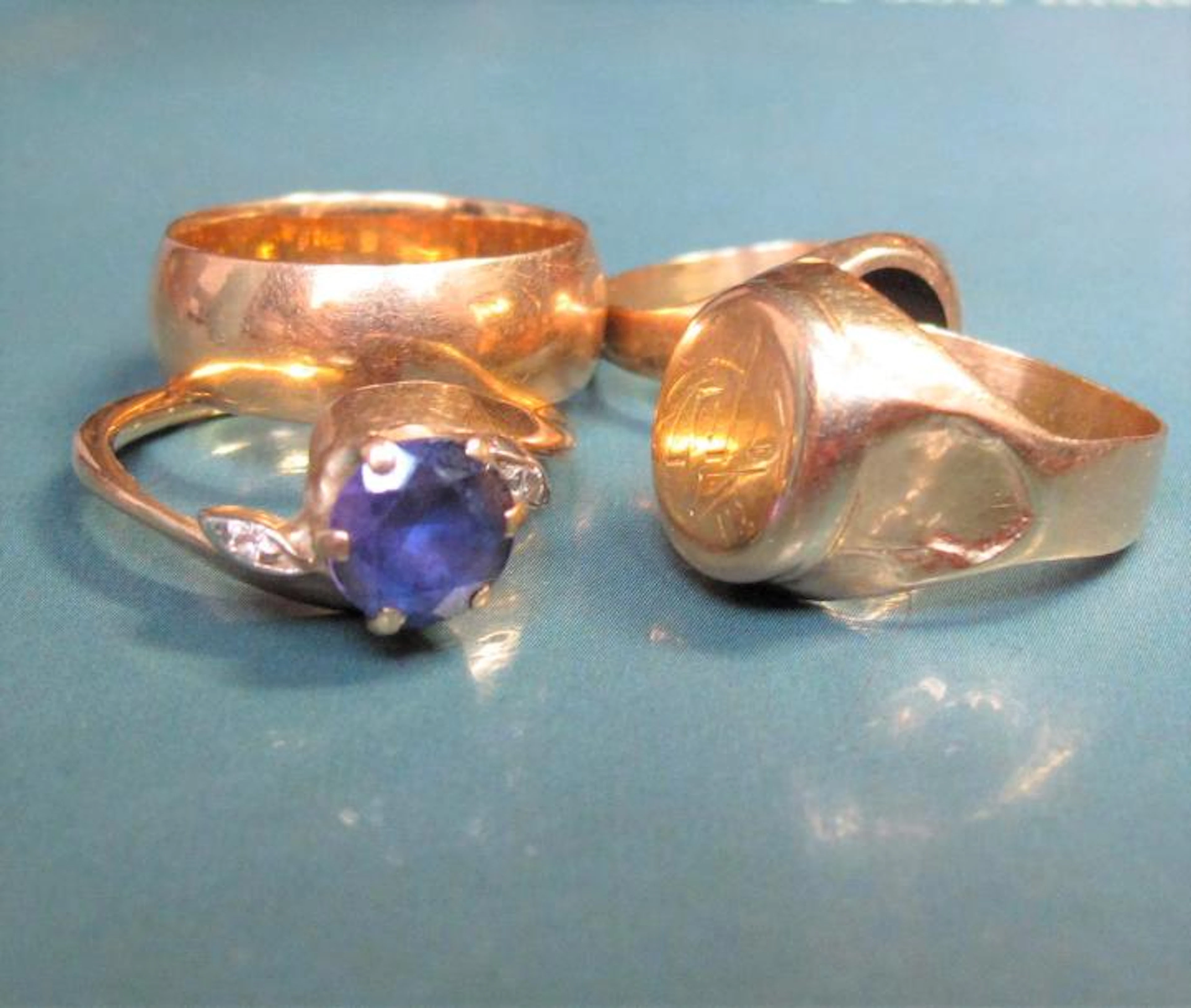 Quatre bagues en or 750°/00 dont une sertie de deux petits diamants...