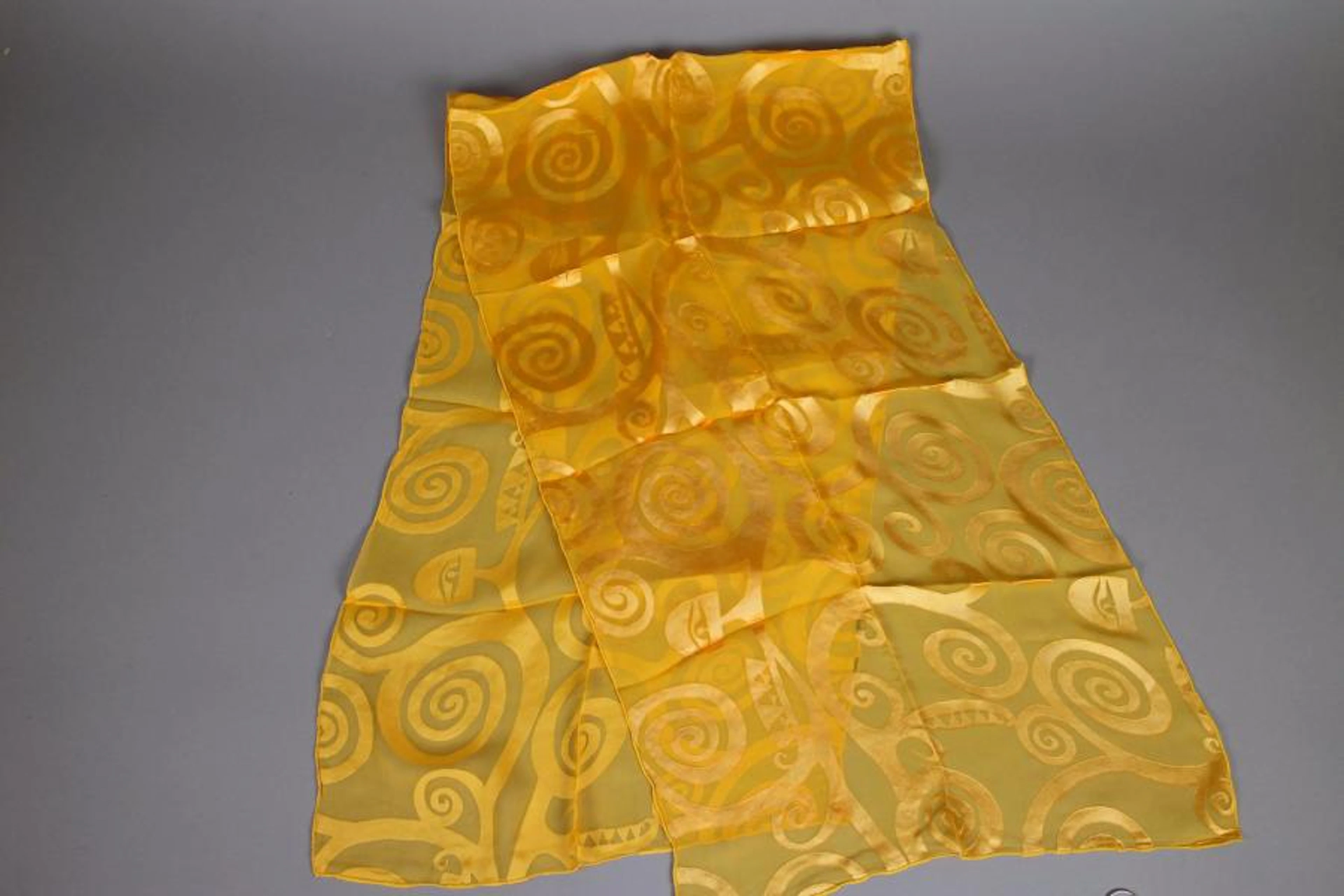 Echarpe en soie jaune d’après Gustave KLIMT…