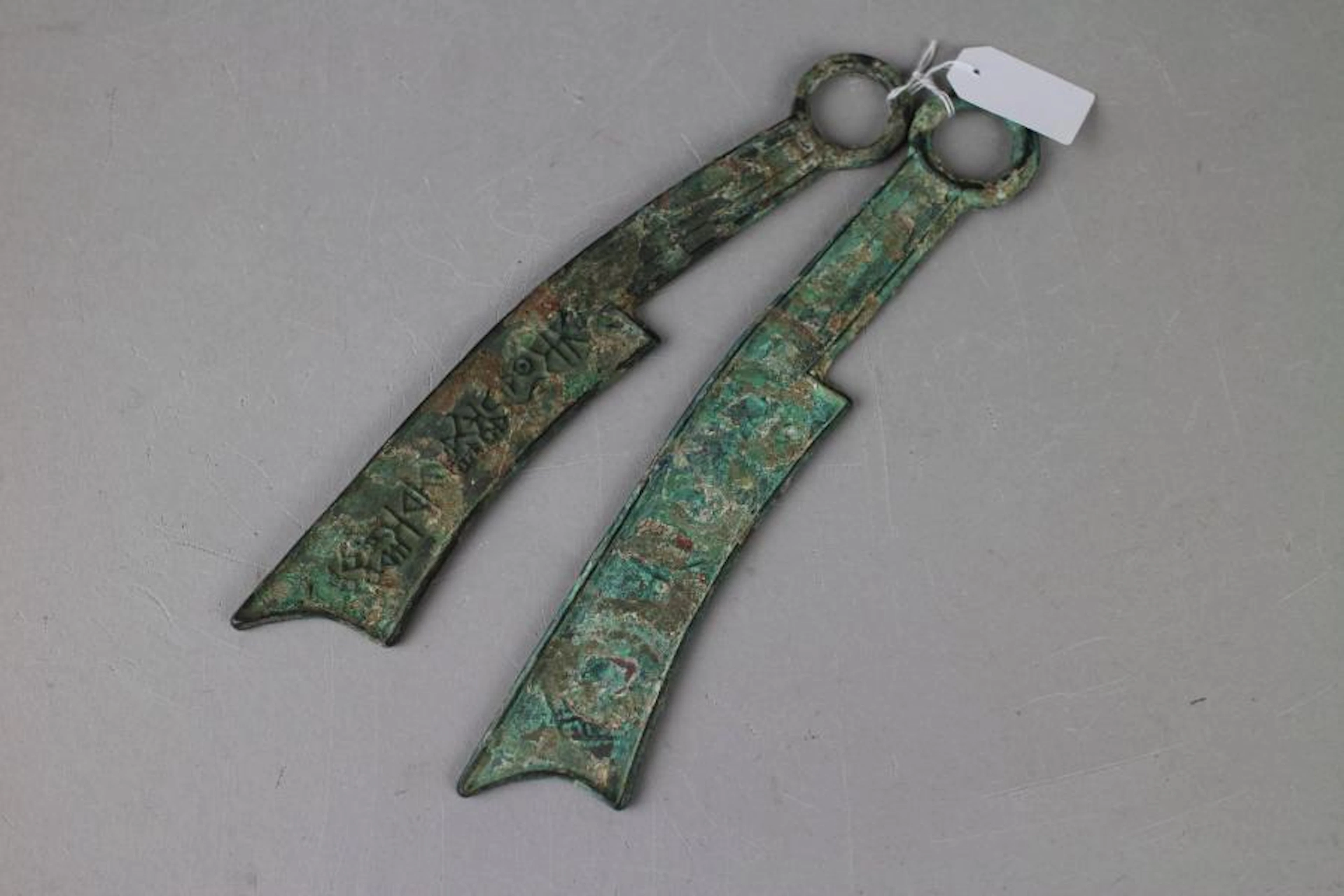 Deux monnaies chinoises en bronze. Inscriptions.…