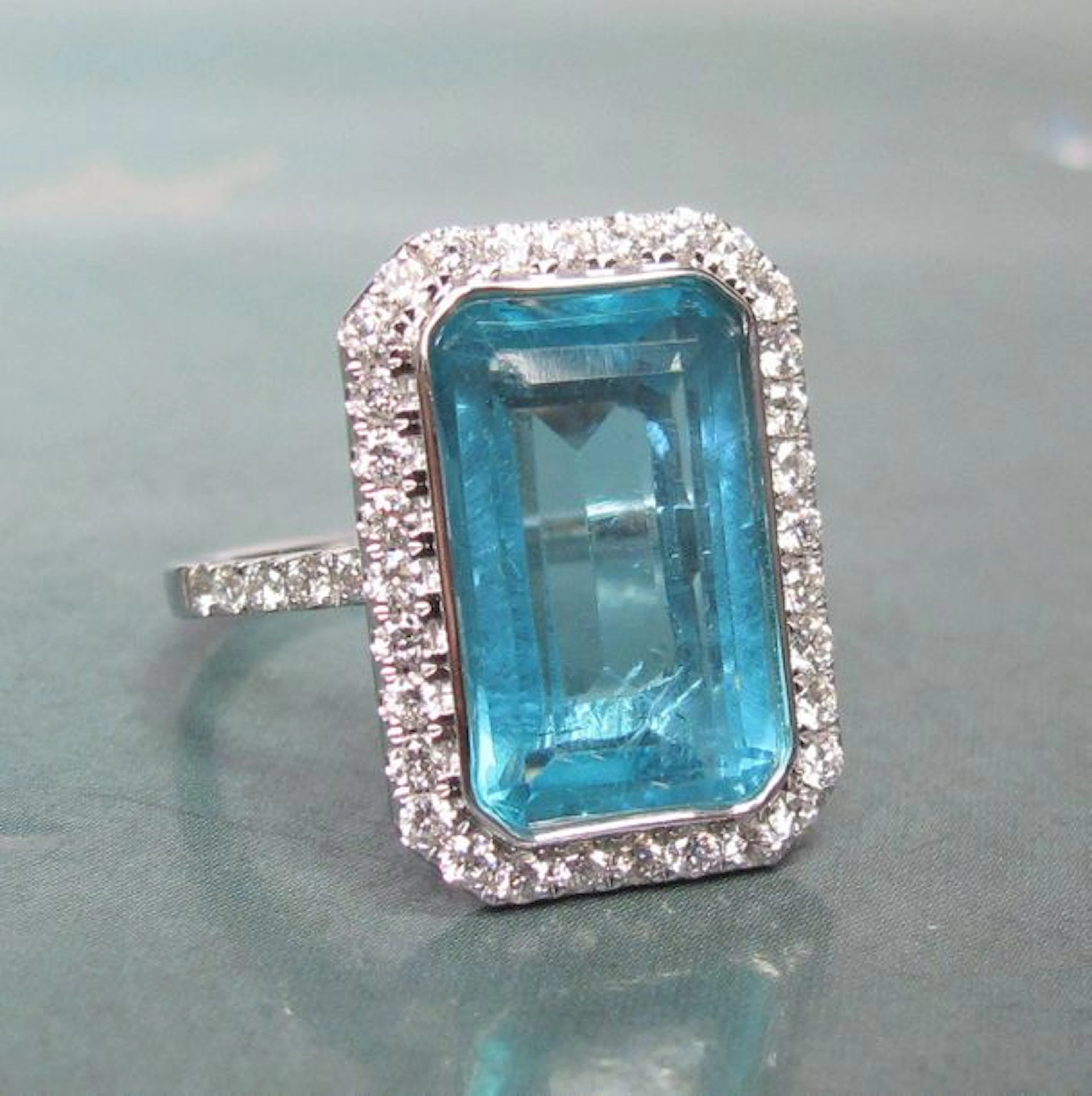 Bague en or gris 750°/00 sertie d 'une apatite rectangulaire...