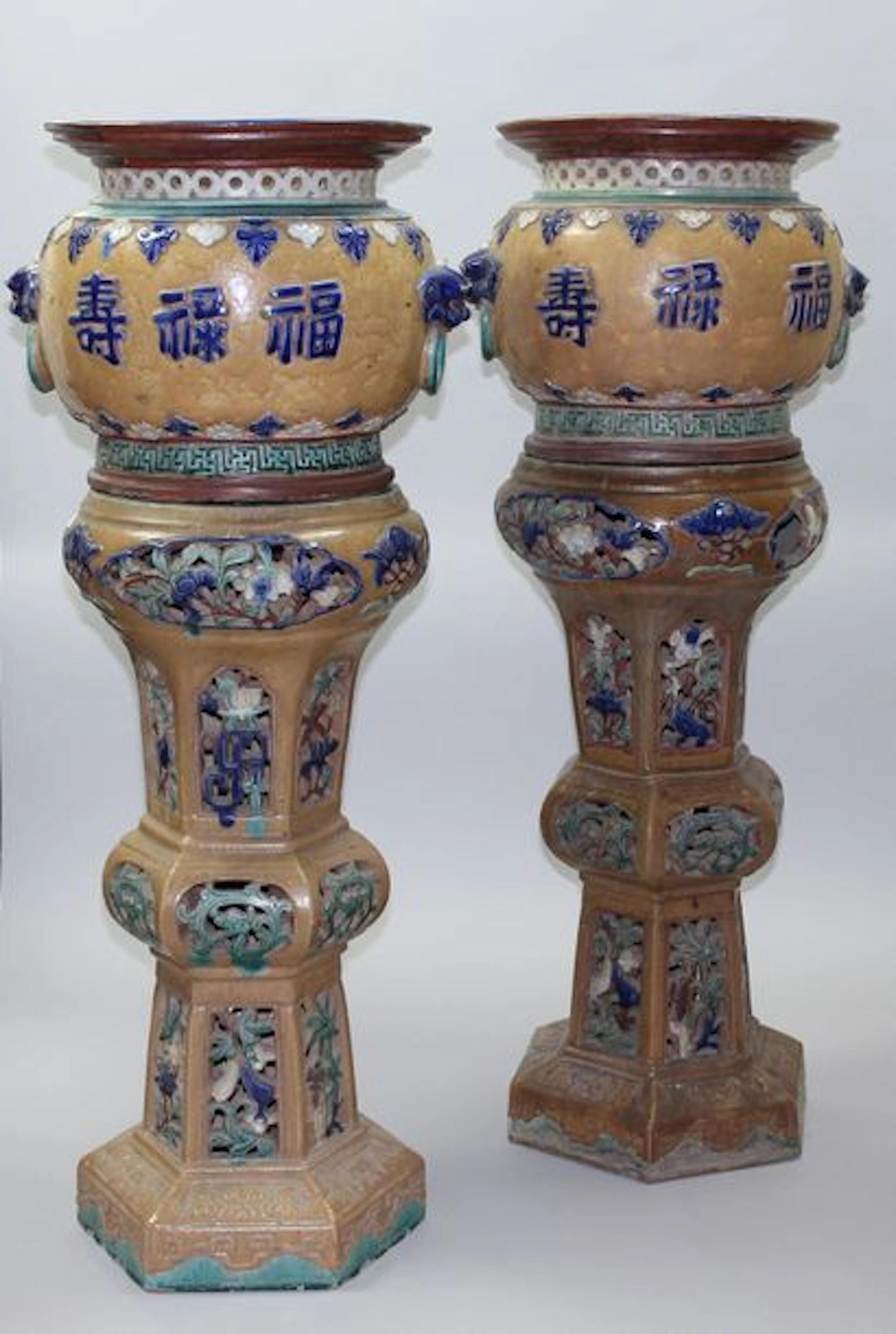Paire de caches pots et leur bases en céramique…