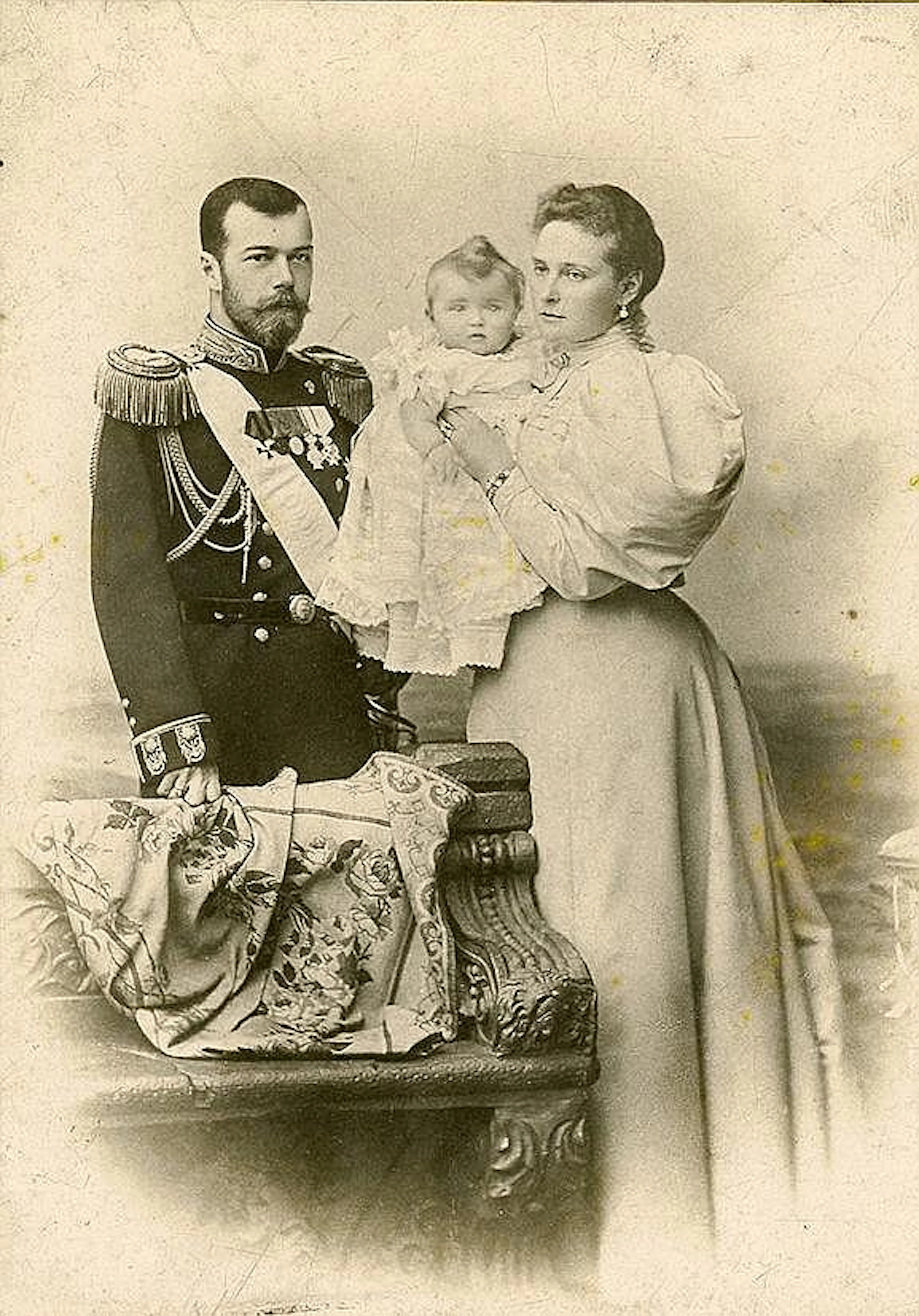 LEVITZKY (À SAINT-PETERSBOURG) Nicolas II avec son épouse et leur enfant