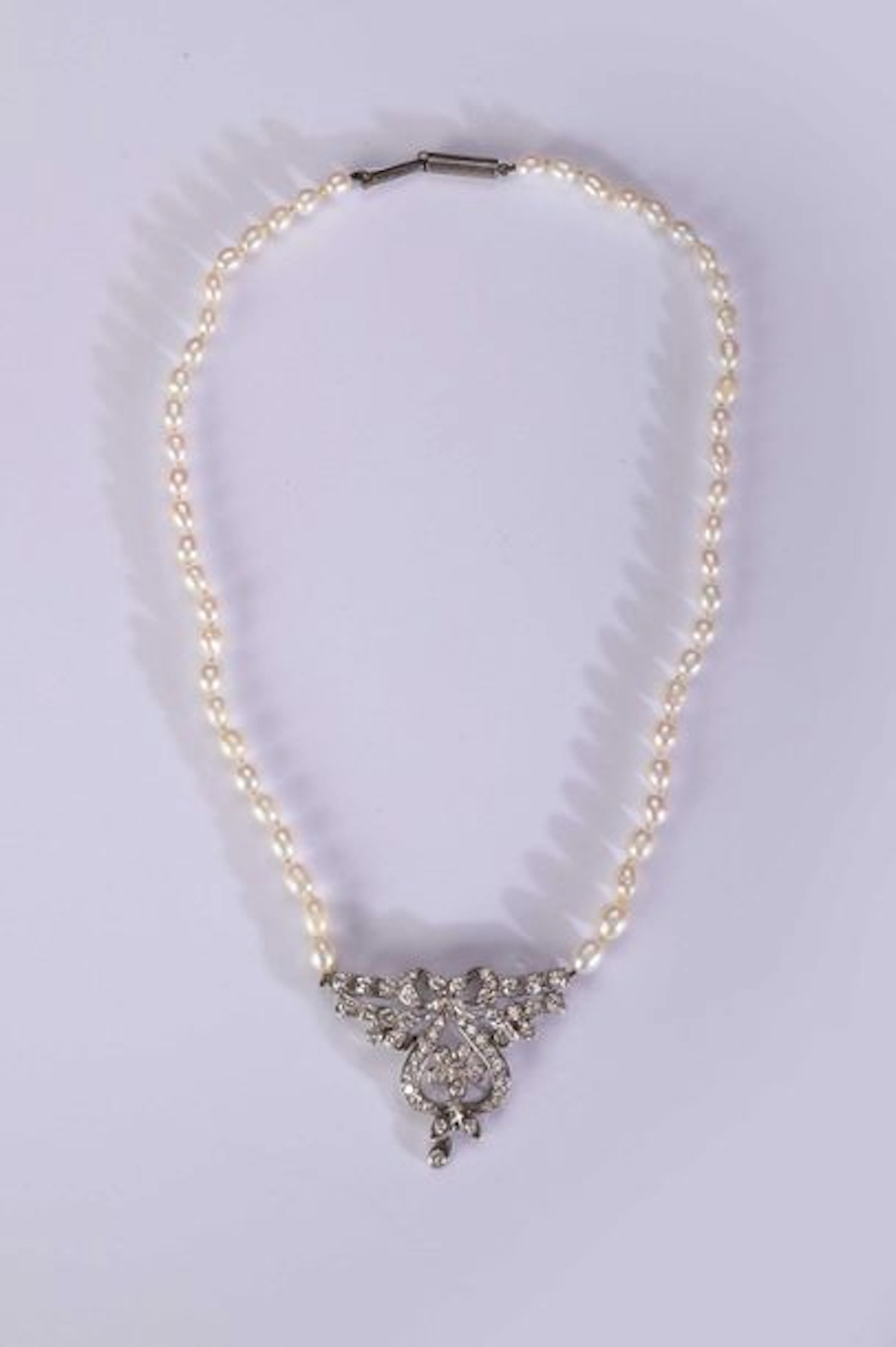Collier de perles d’eau douce retenant centré…