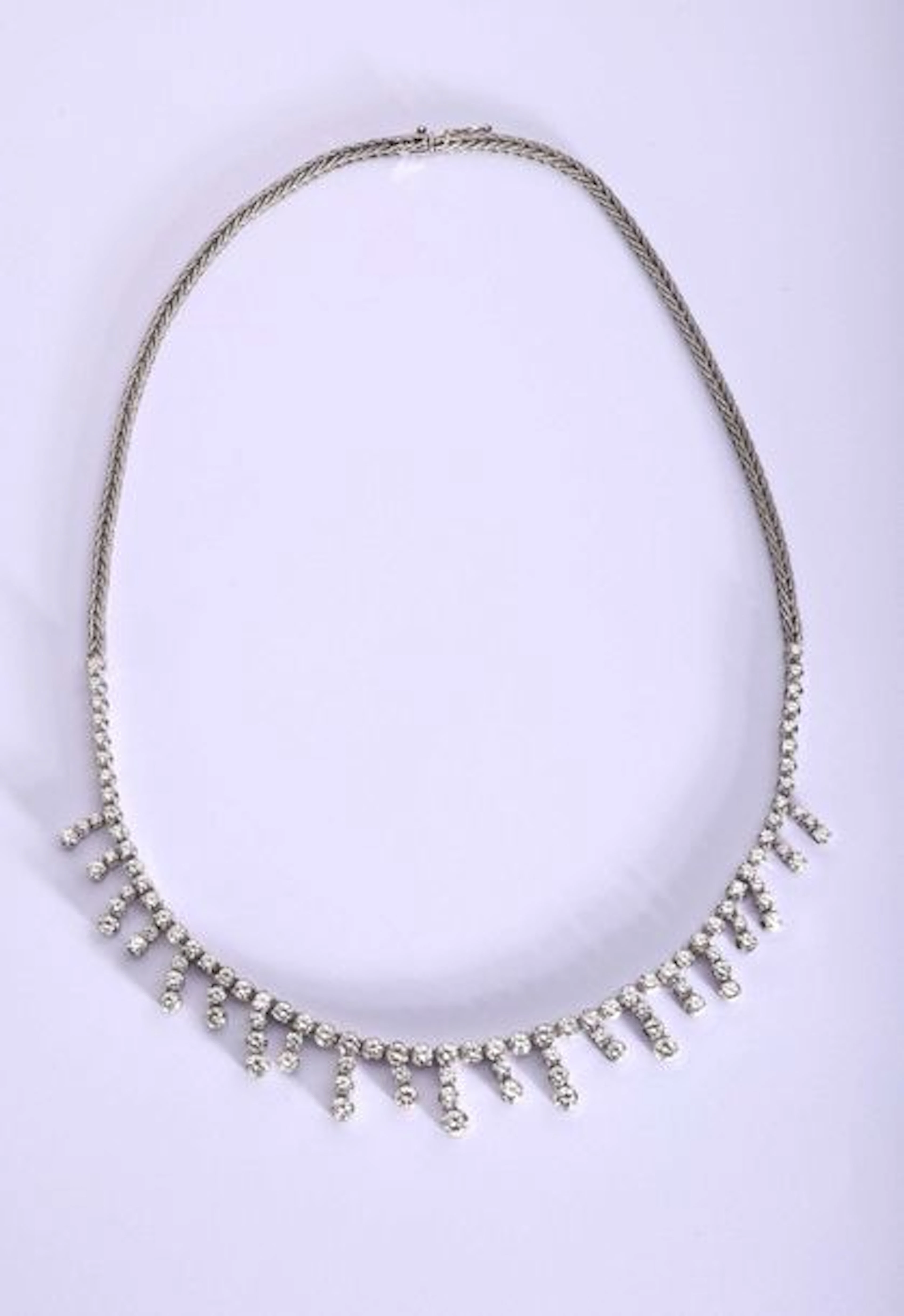 Collier en or gris 750°/00 composé d’une…