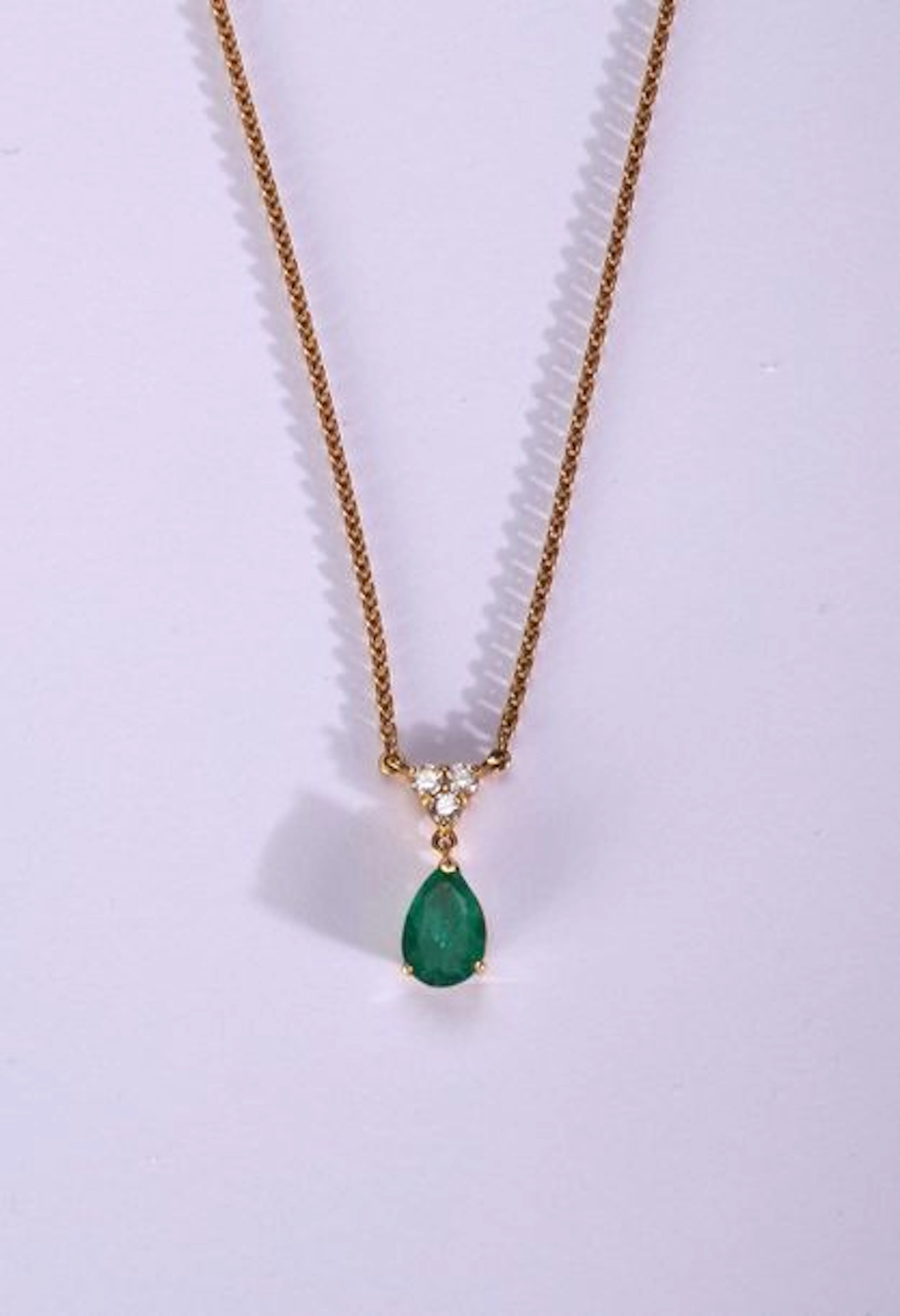 Collier en or jaune 750°/00 centré d’une…