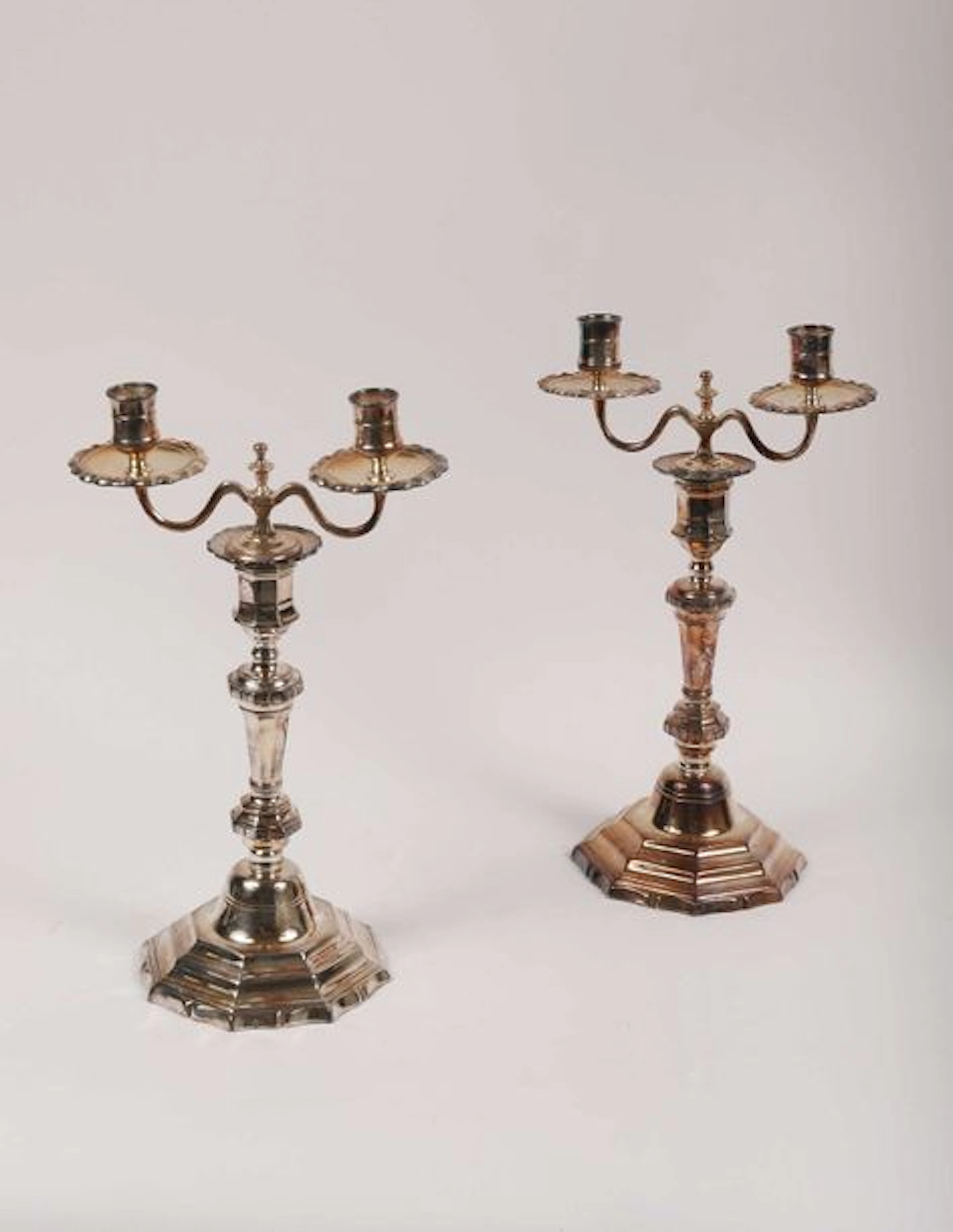 Paire de bougeoirs en bronze argenté à pans…