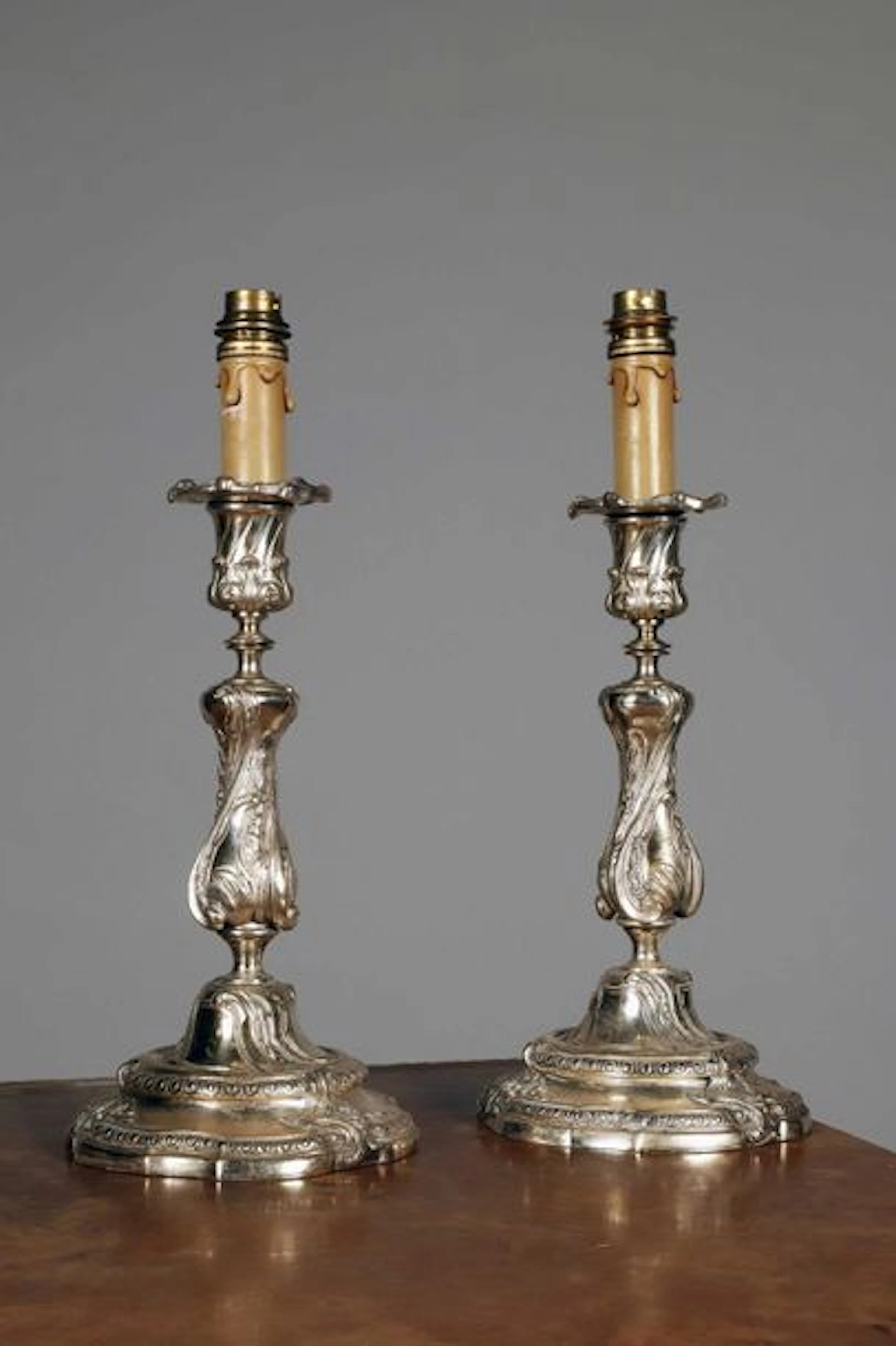 Paire de flambeaux en bronze argenté Style…