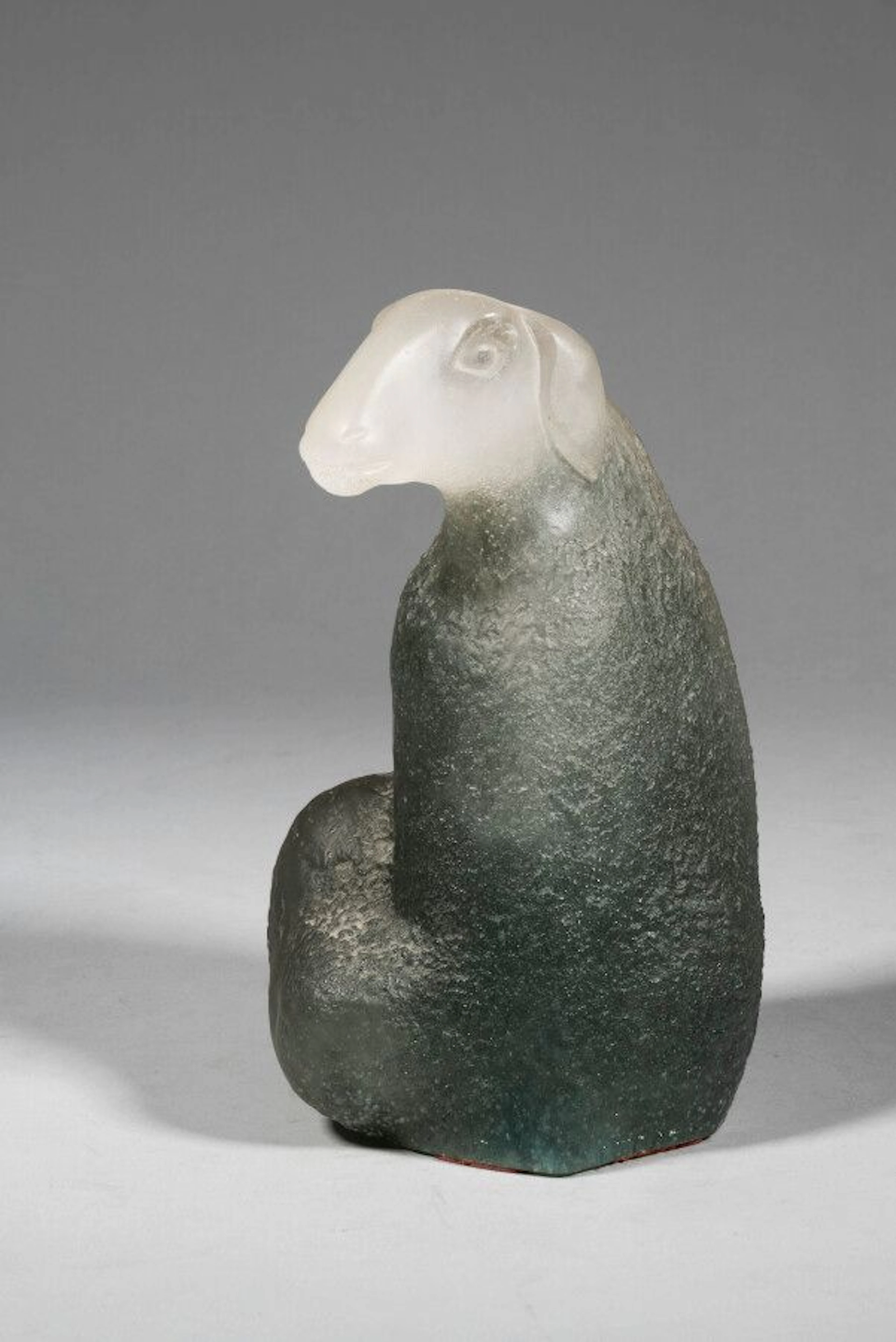 LHOSTE Mouton assis Pâte de verre bleue... - Lot 143 - Eve