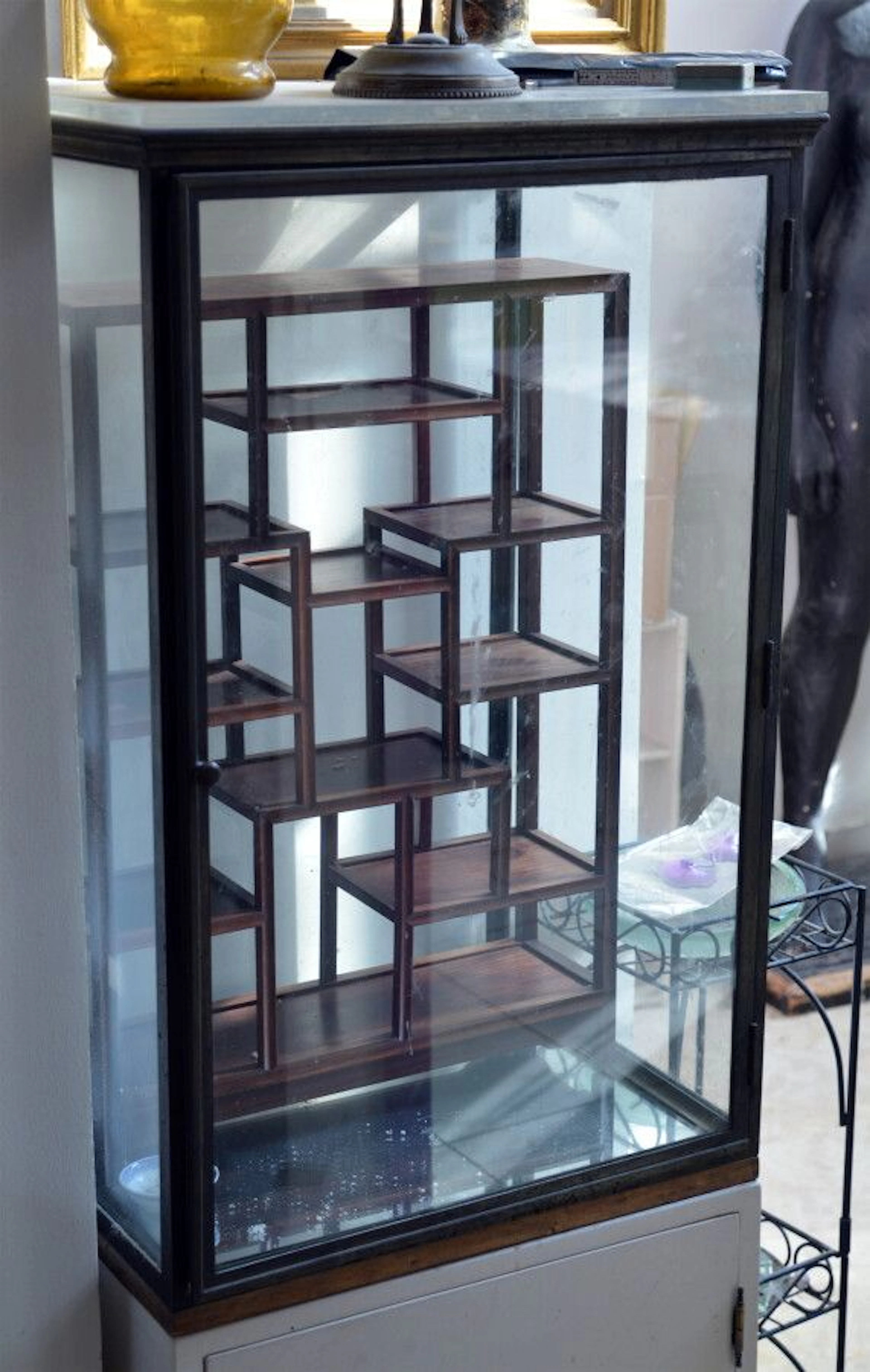 Petite vitrine rectangulaire Dim : 83 x... - Lot 387 - Eve
