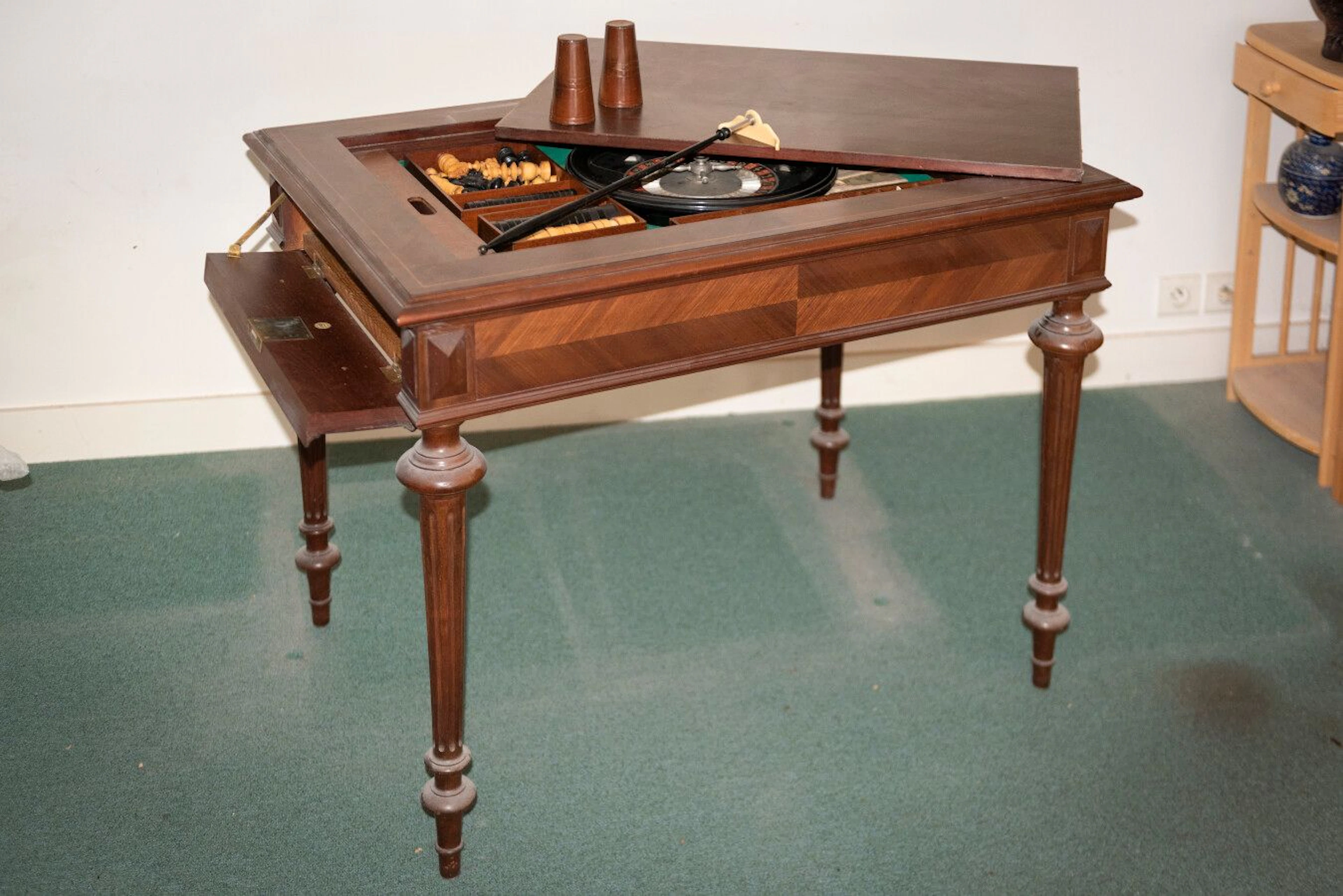 Table à jeux en placage de palissandre à... - Lot 395 - Eve