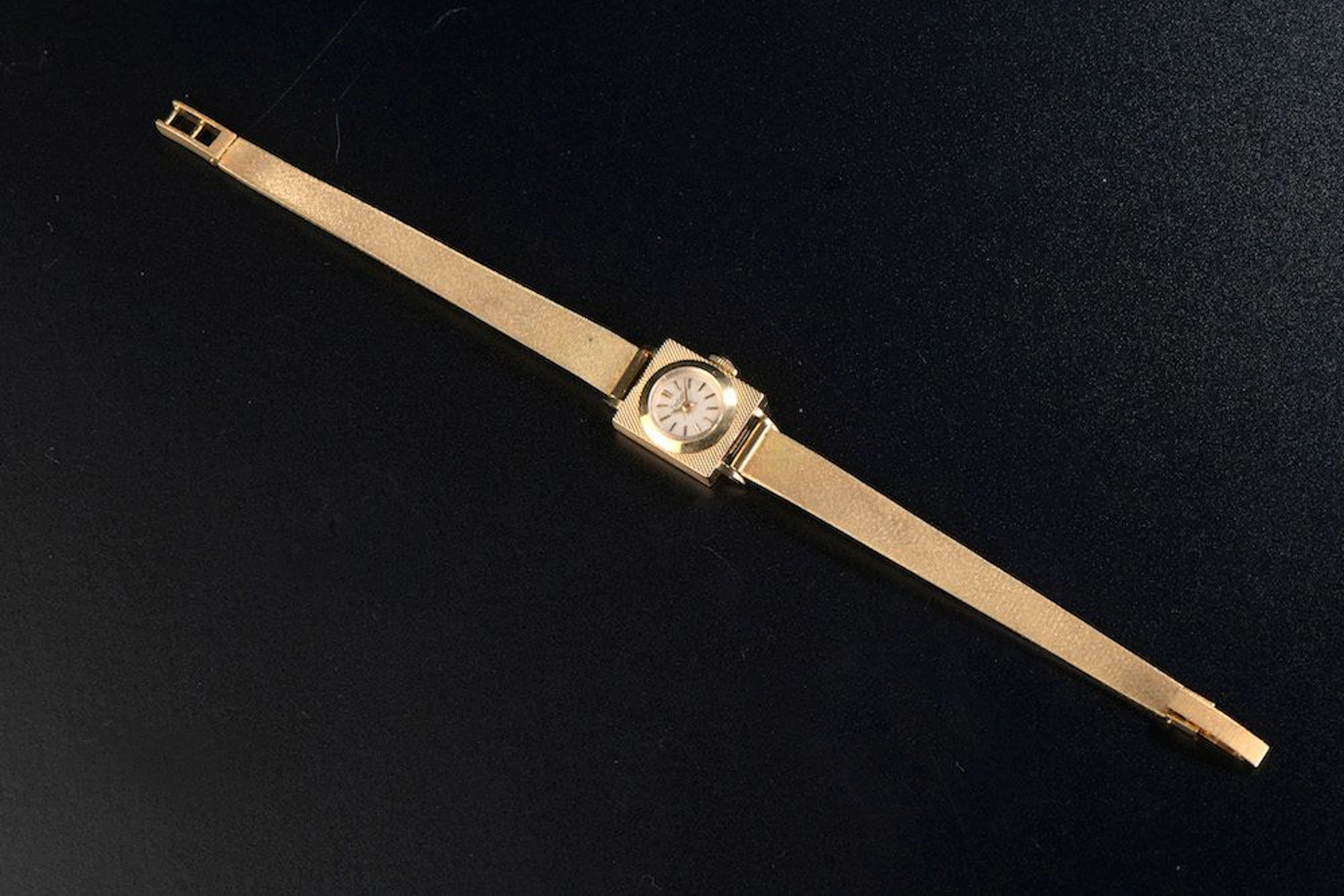 ZODIAC. Montre bracelet de dame en or jaune... - Lot 252 - Le Floc'h