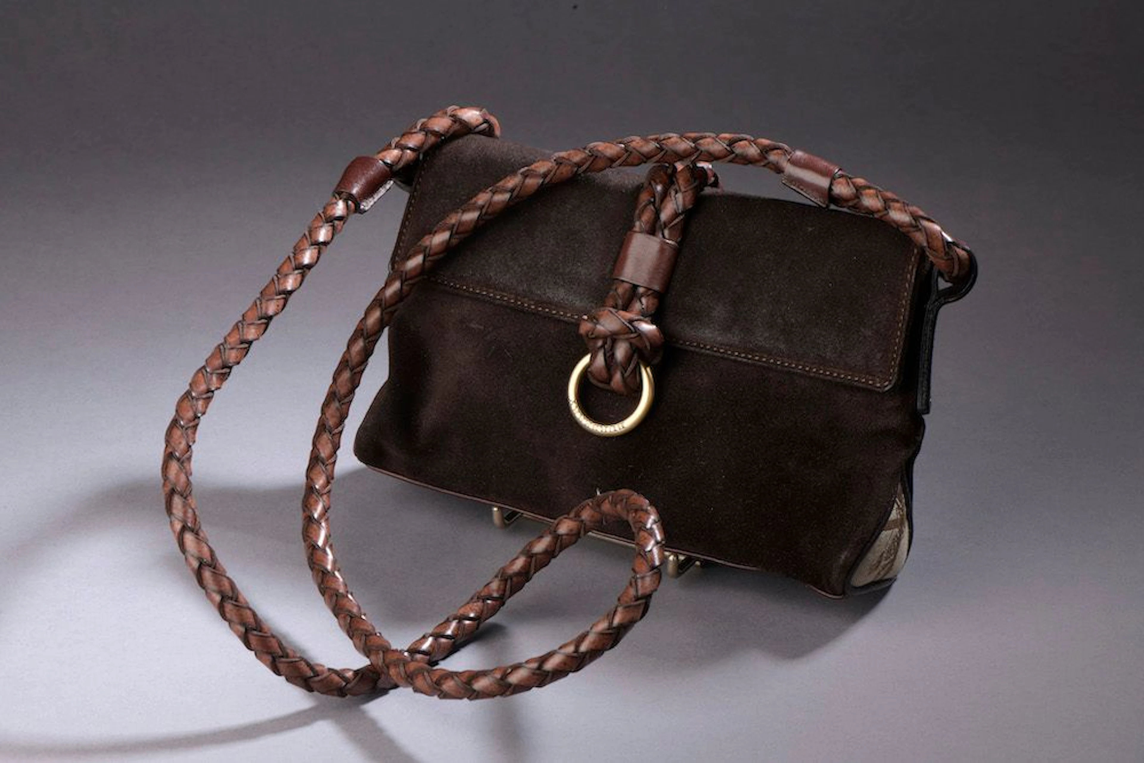 BURBERRY. Sac porté épaule en daim chocolat... - Lot 416 - Le Floc'h