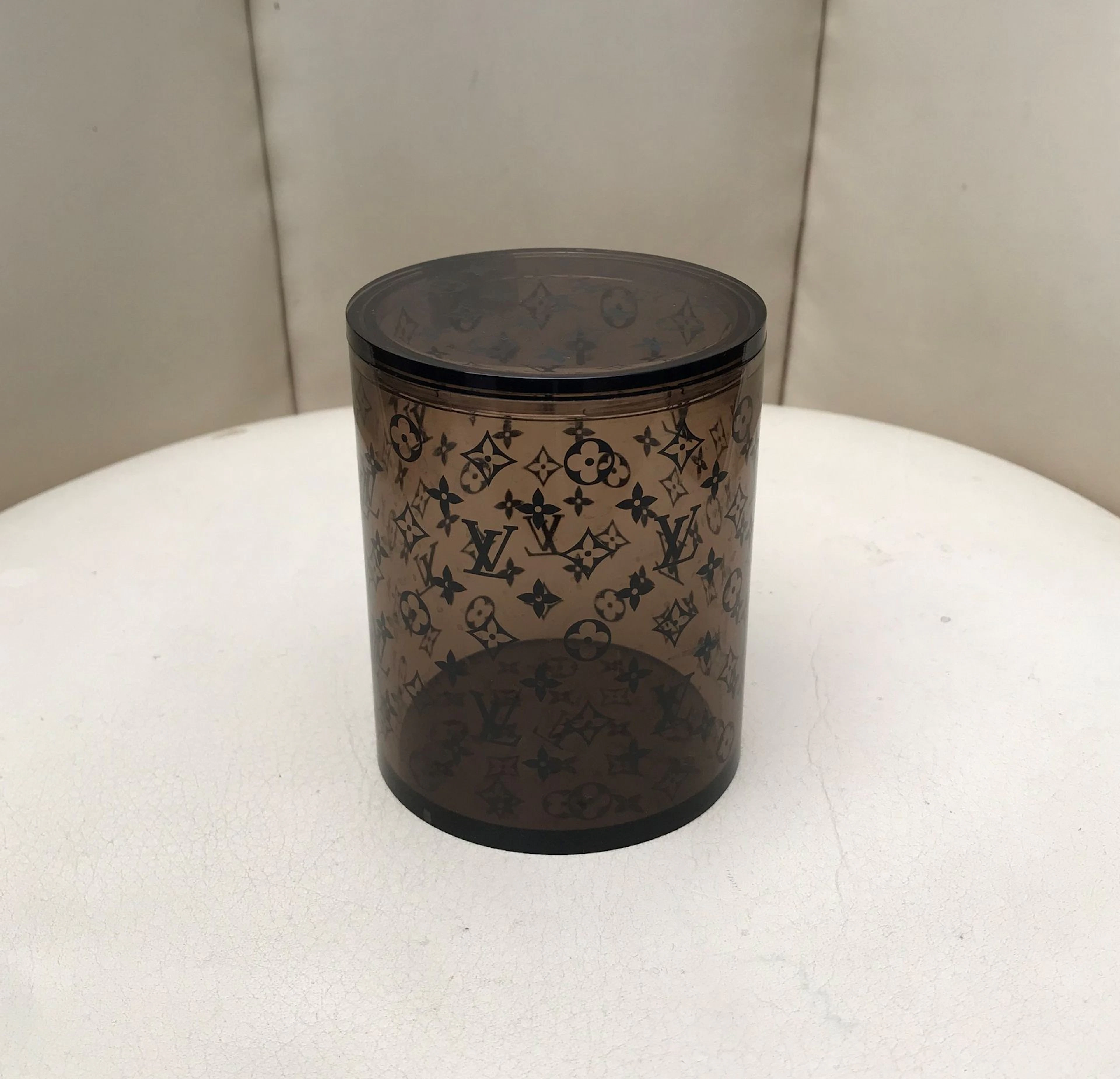 LOUIS VUITTON. Photophore en plastique... - Lot 290 - Le Floc'h
