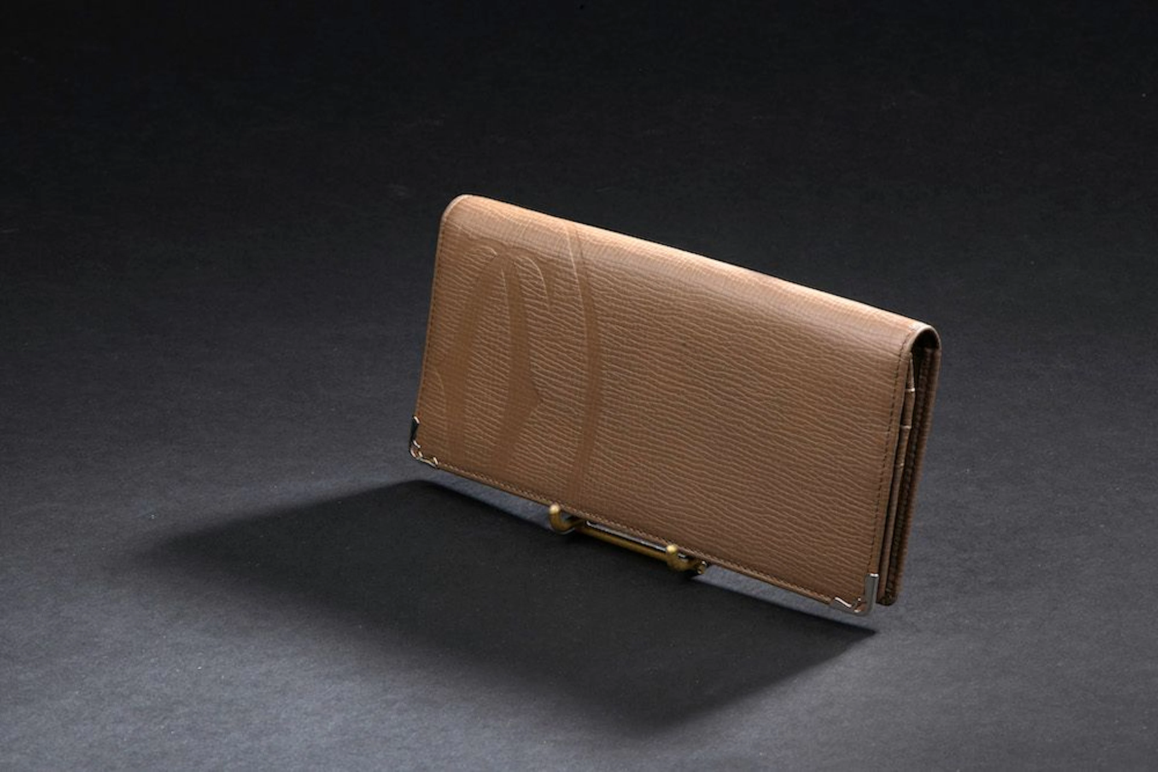 CARTIER. Portefeuille en cuir kaki estampé... - Lot 421 - Le Floc'h