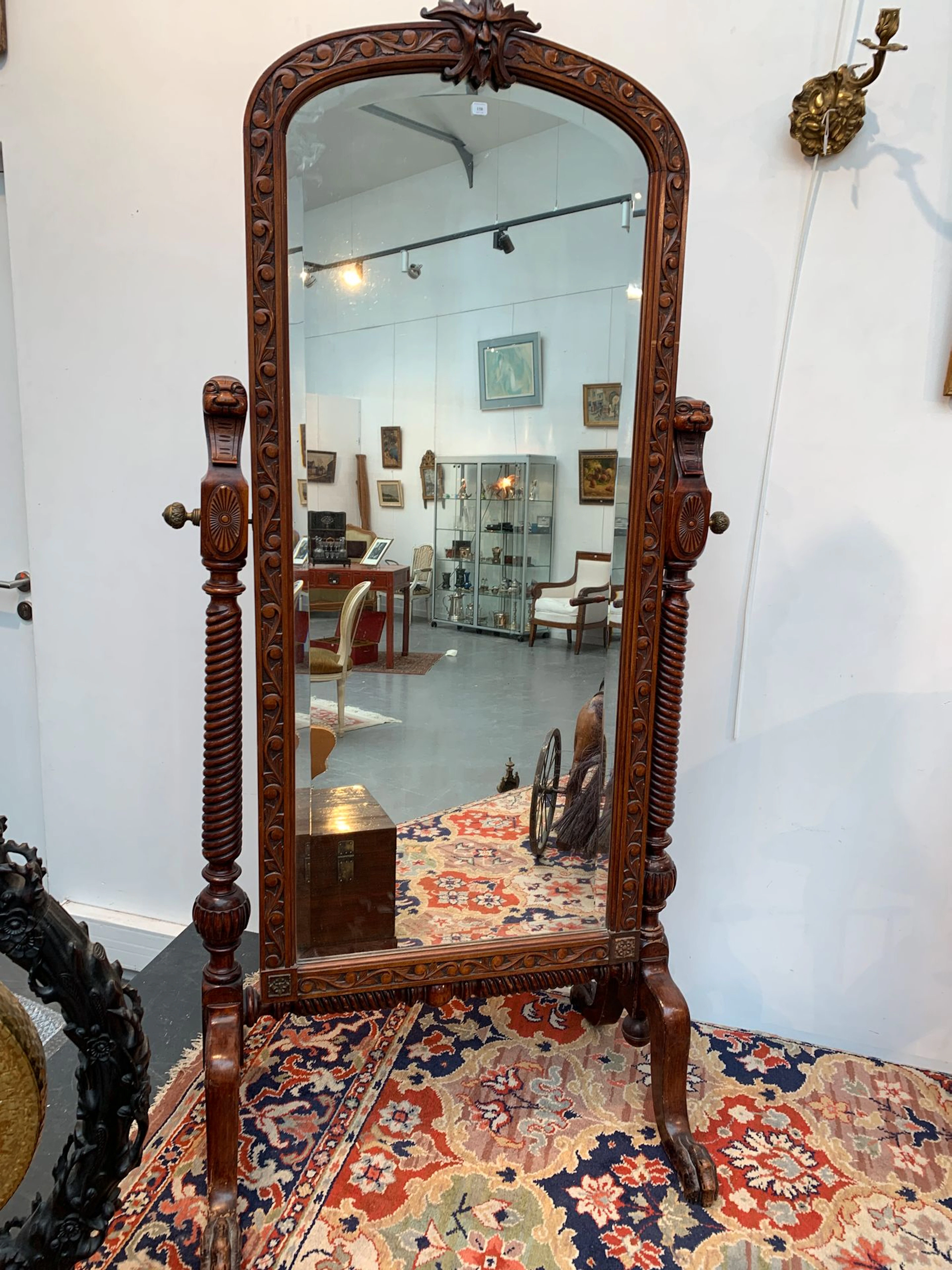 Psyché en bois teinté, le miroir cintré sculpté... - Lot 158 - Le Floc'h