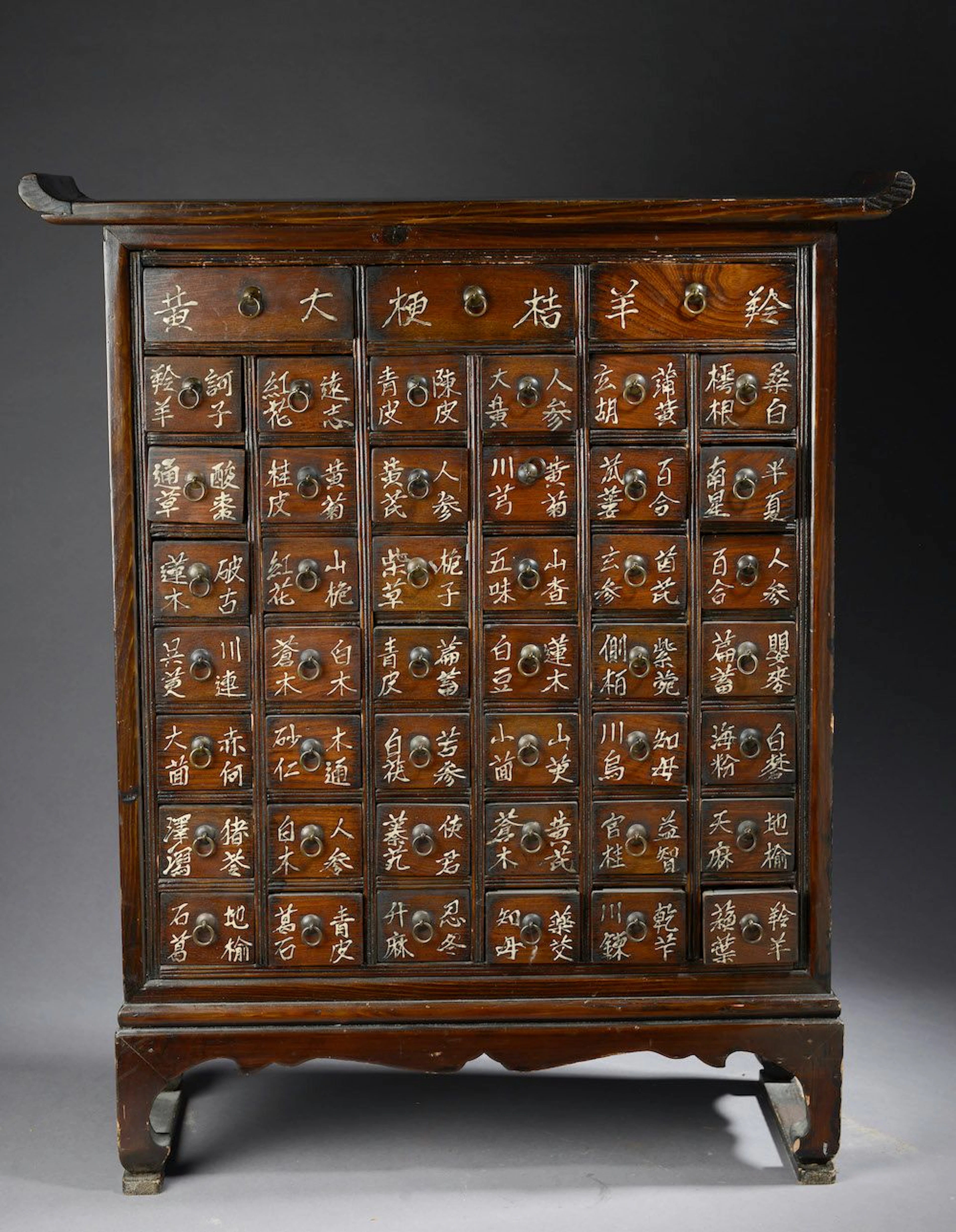 Petit meuble d'apothicaire à tiroirs peints... - Lot 118 - Le Floc'h