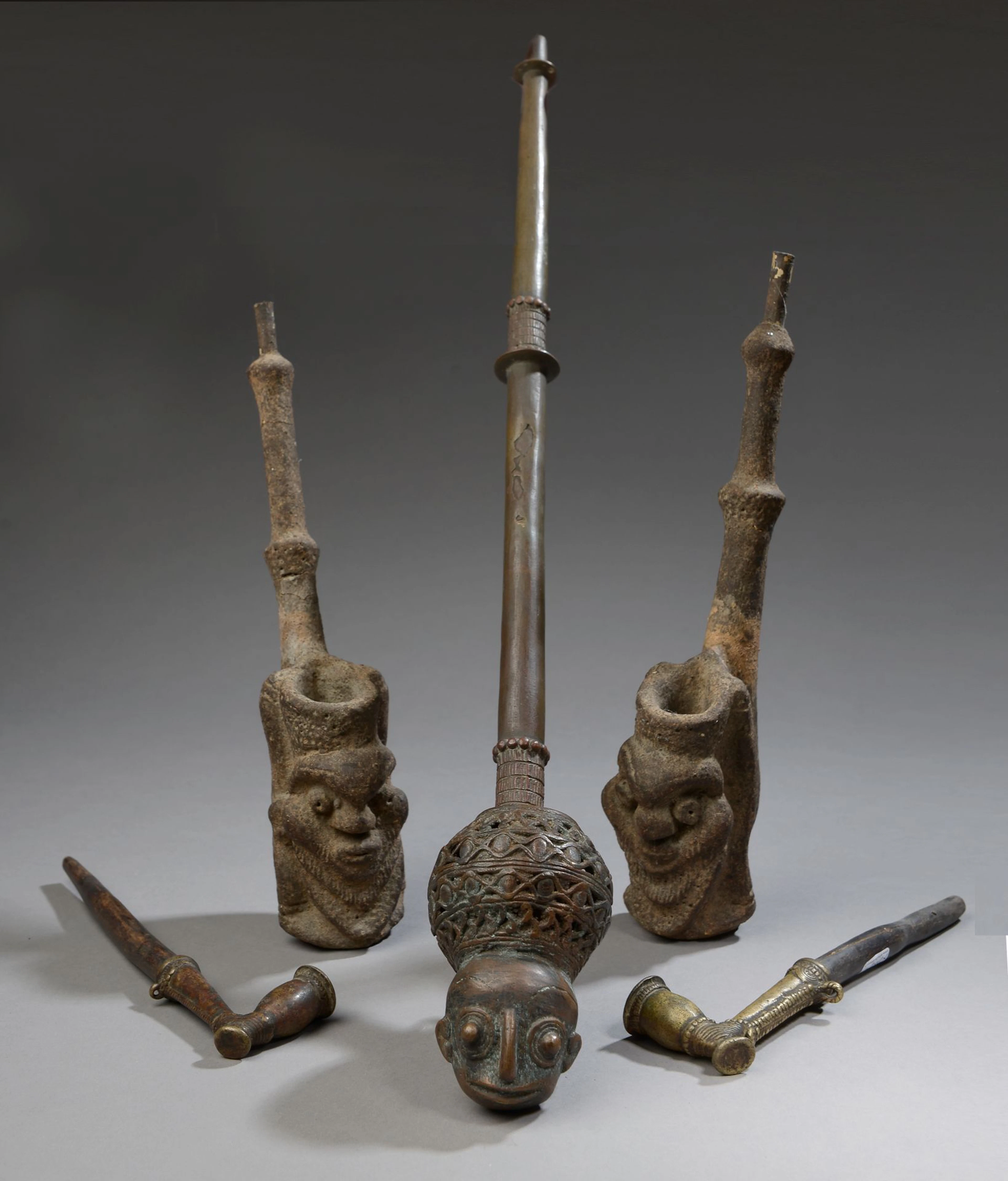 Ensemble de cinq Pipes : - Deux pipes AKAN,... - Lot 21 - Le Floc'h