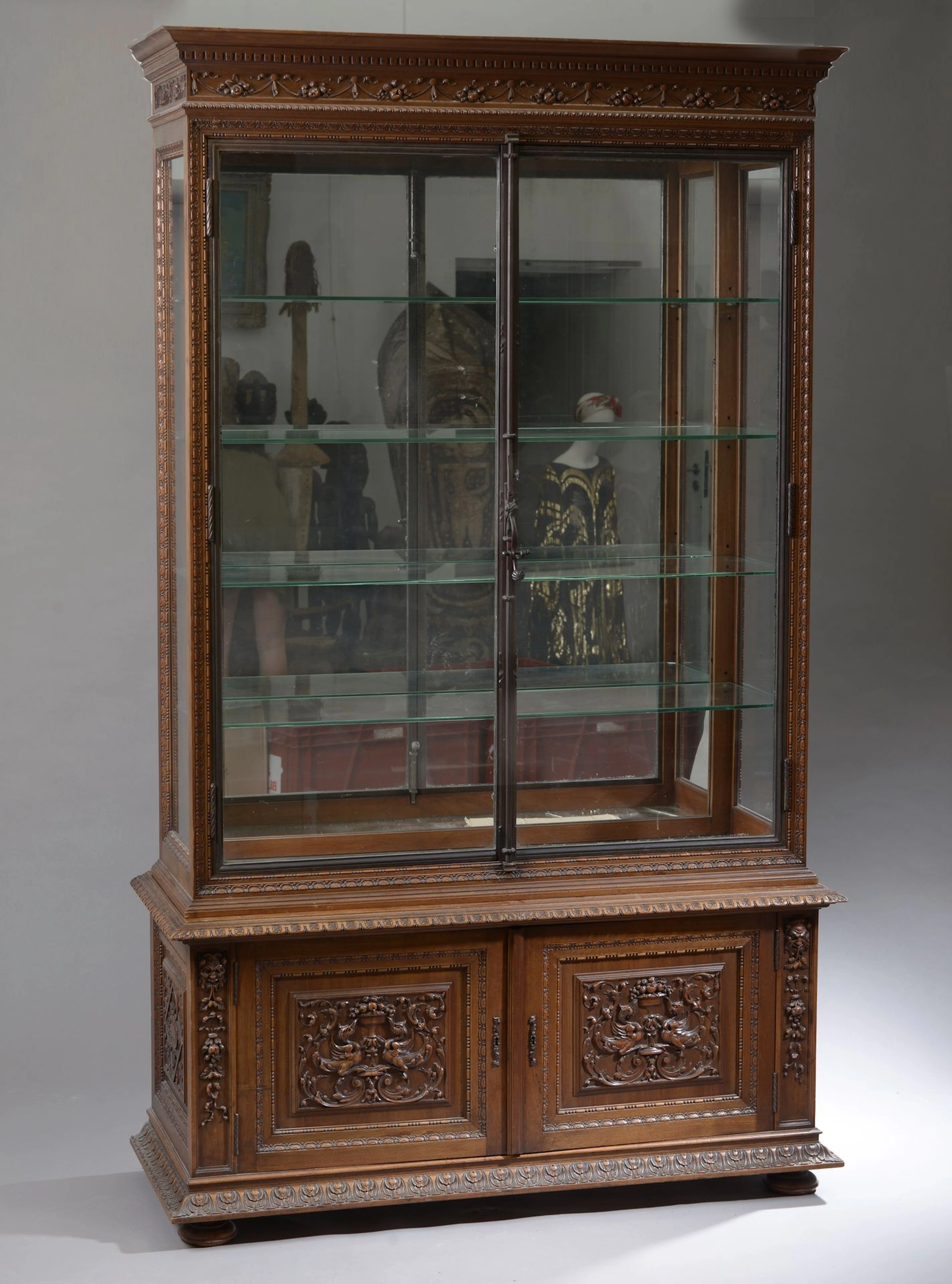 Bibliothèque en bois sculpté, la partie basse... - Lot 140 - Le Floc'h