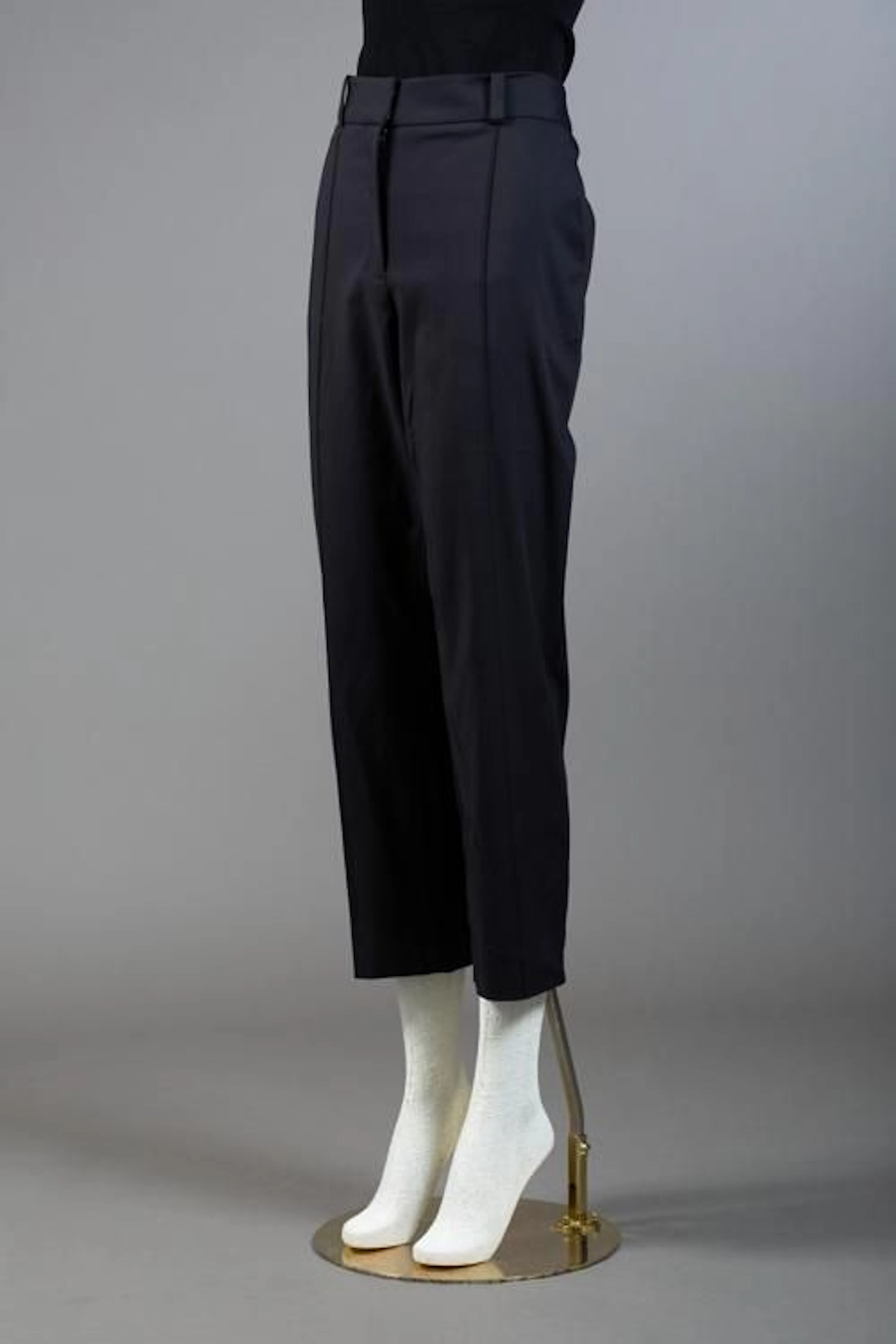 * Taille 0, Ensemble comprenant: -Pantalon... - Lot 15 - Le Floc'h Judiciaire