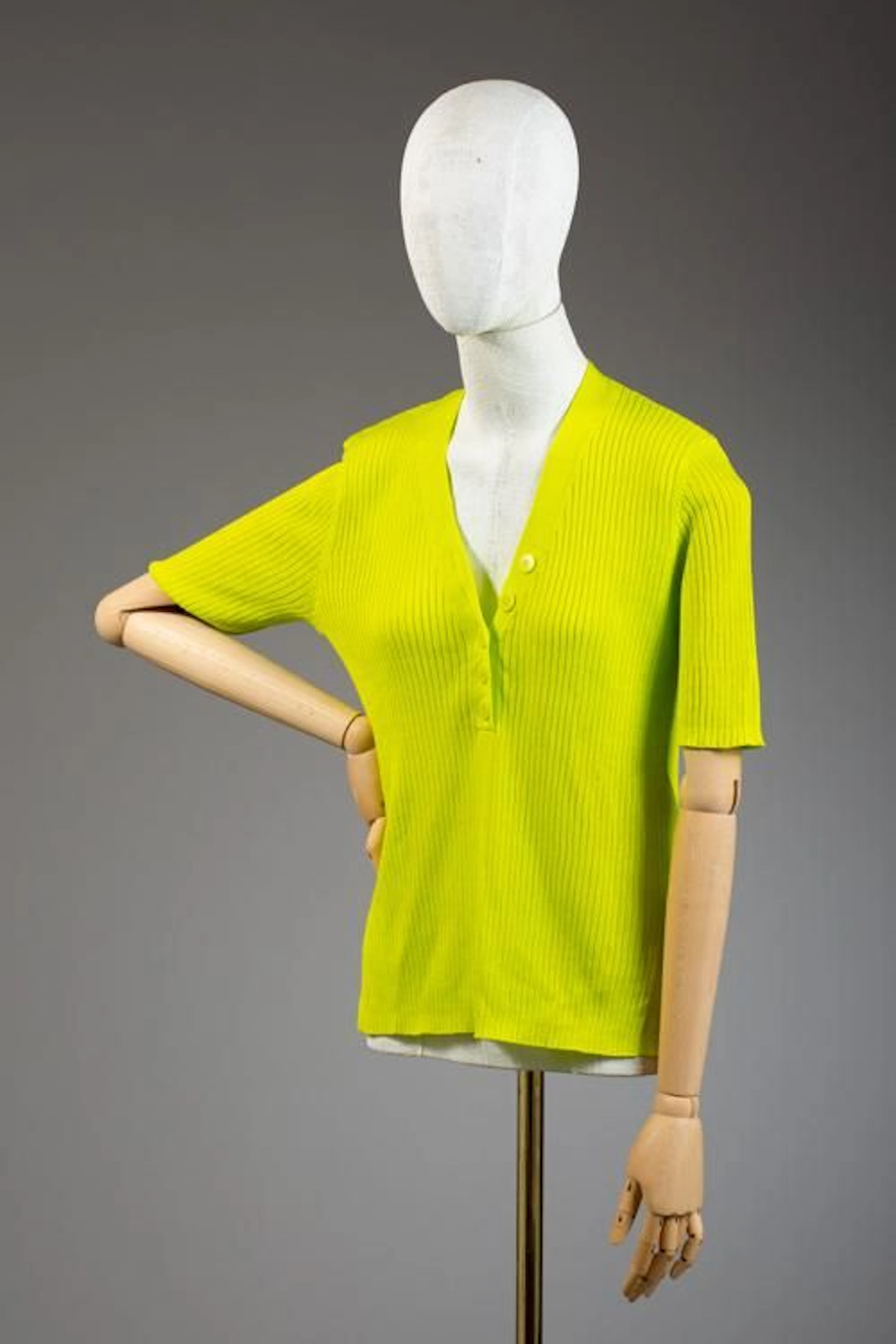 * Taille M, Ensemble comprenant: -Top en... - Lot 330 - Le Floc'h Judiciaire