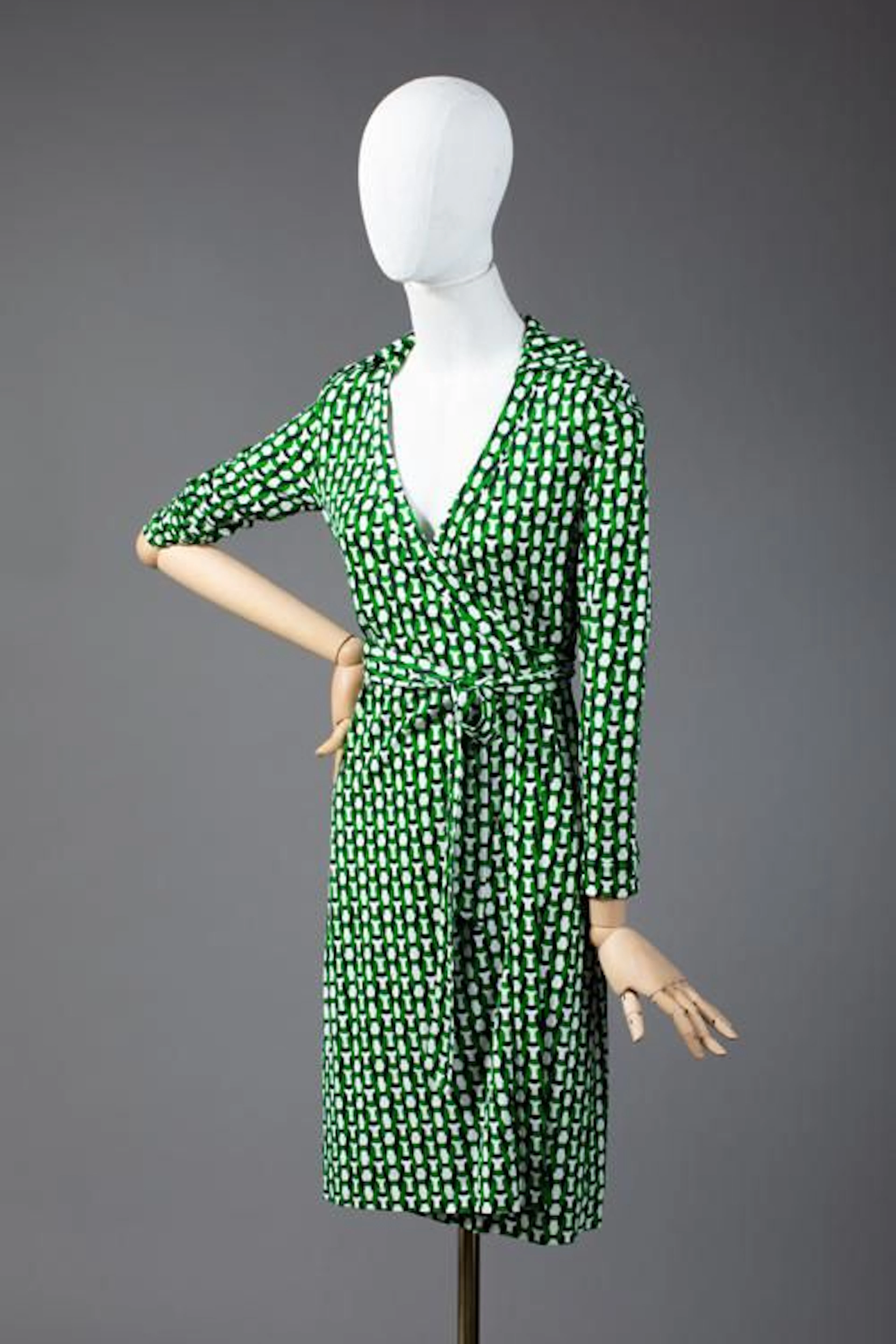 * Taille 12, Ensemble comprenant: -Robe... - Lot 400 - Le Floc'h Judiciaire