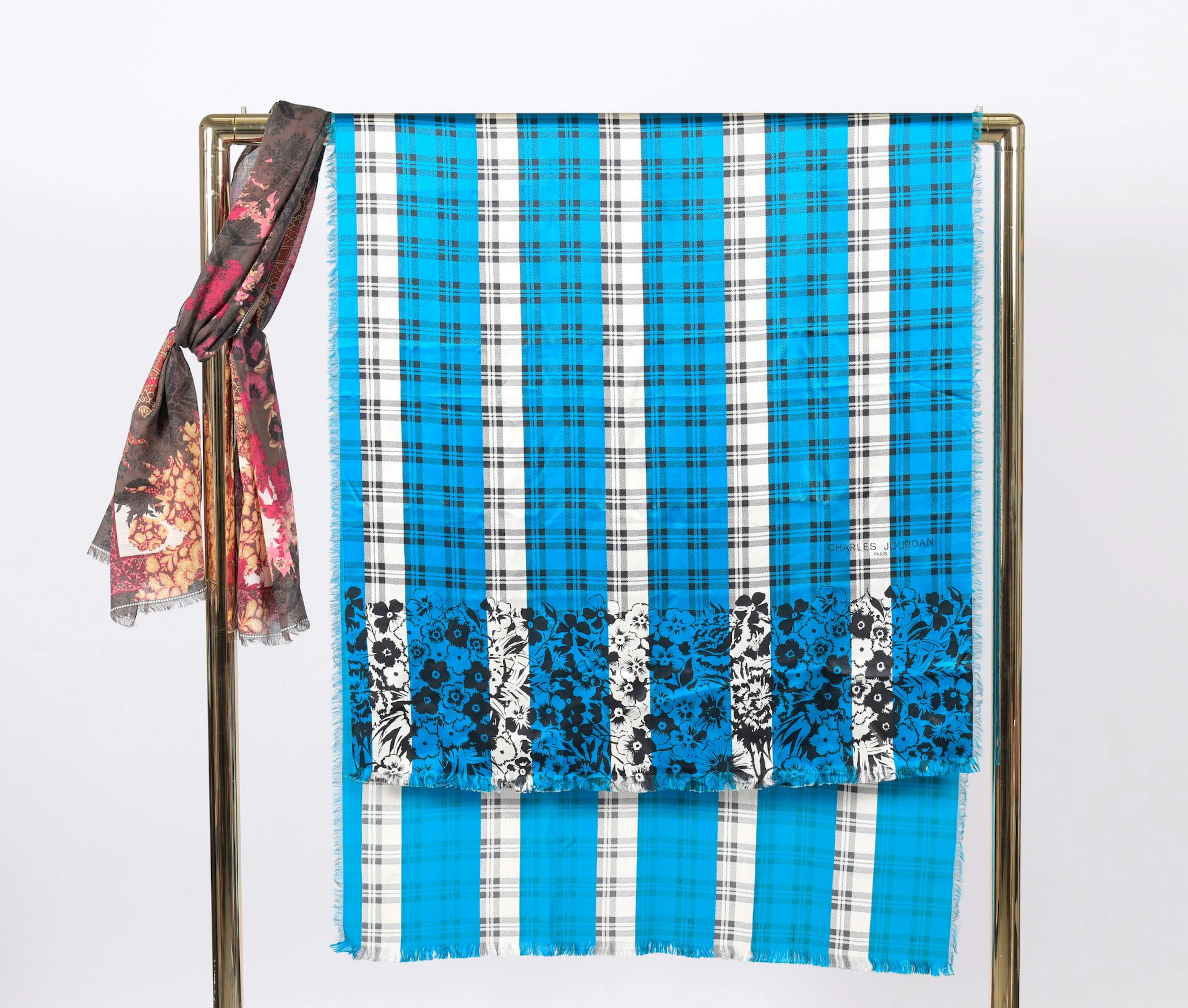 CHARLES JOURDAN. Écharpe en soie à bleue,... - Lot 89 - Le Floc'h