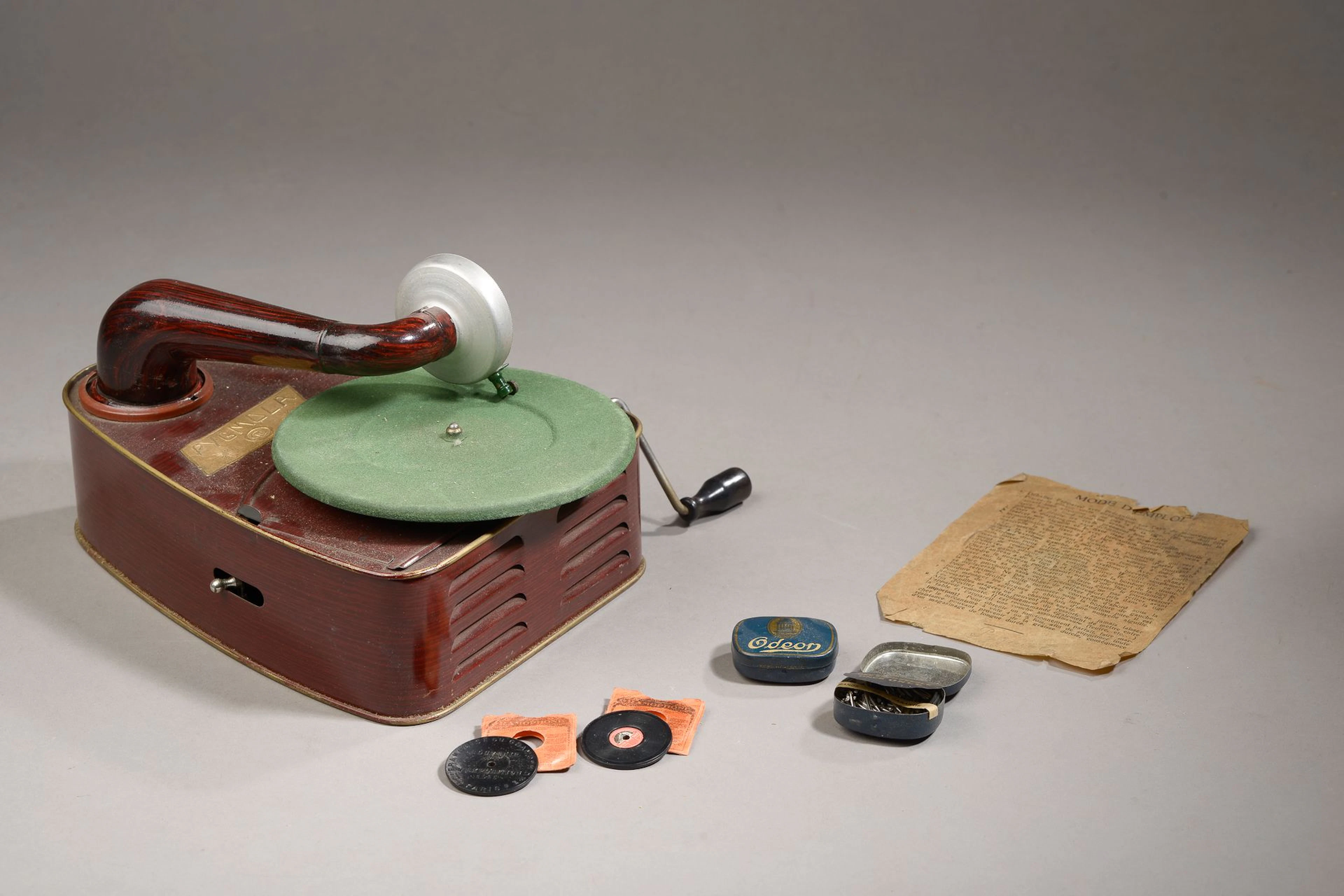 Un jouet phonographe PYGMOLA en tôle peinte... - Lot 127 - Le Floc'h