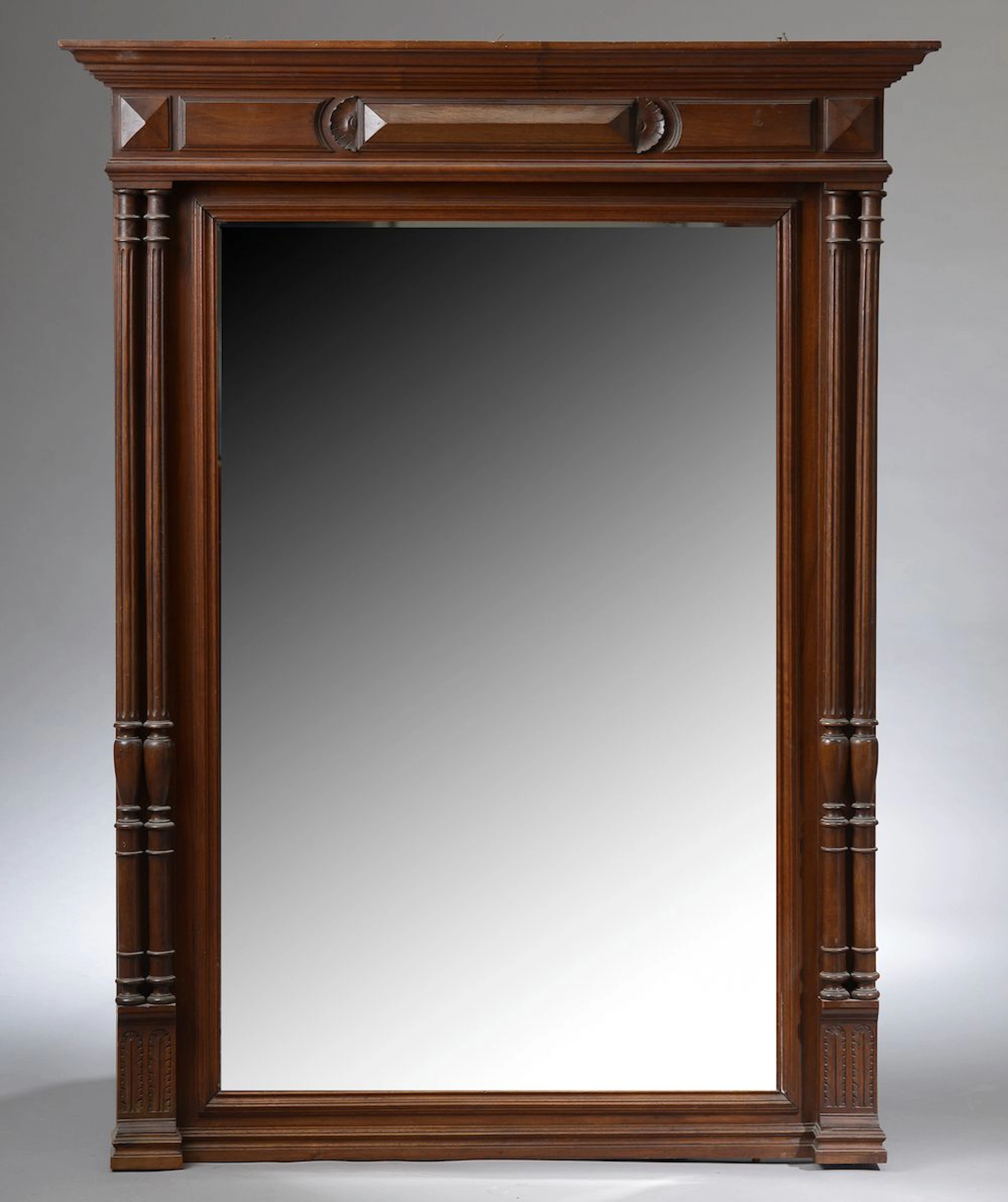 Miroir en bois naturel mouluré, tourné et... - Lot 201 - Le Floc'h