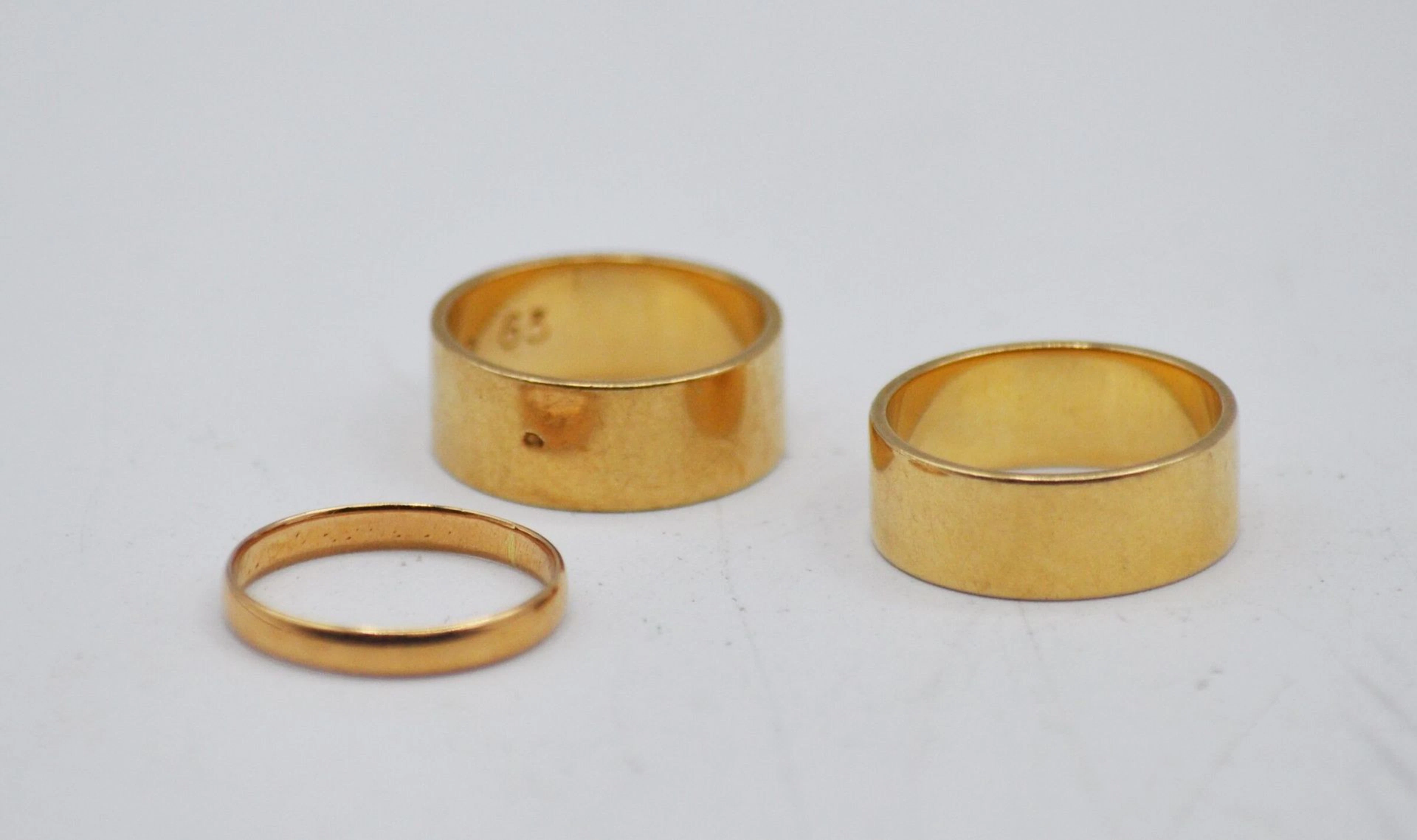 Ensemble de deux larges alliances en or 750... - Lot 49 - Morand & Morand