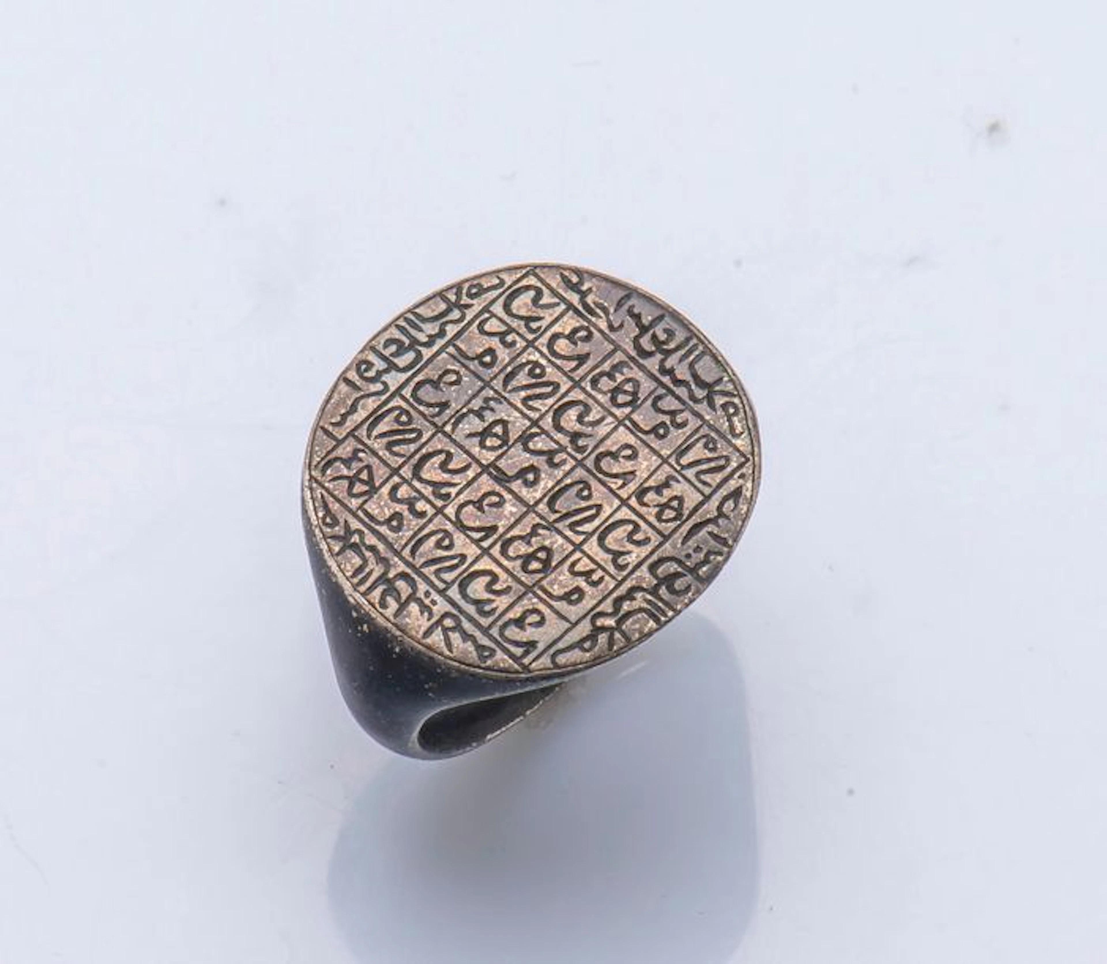 Bague sceau en métal gravée de caractères... - Lot 325 - Pestel-Debord