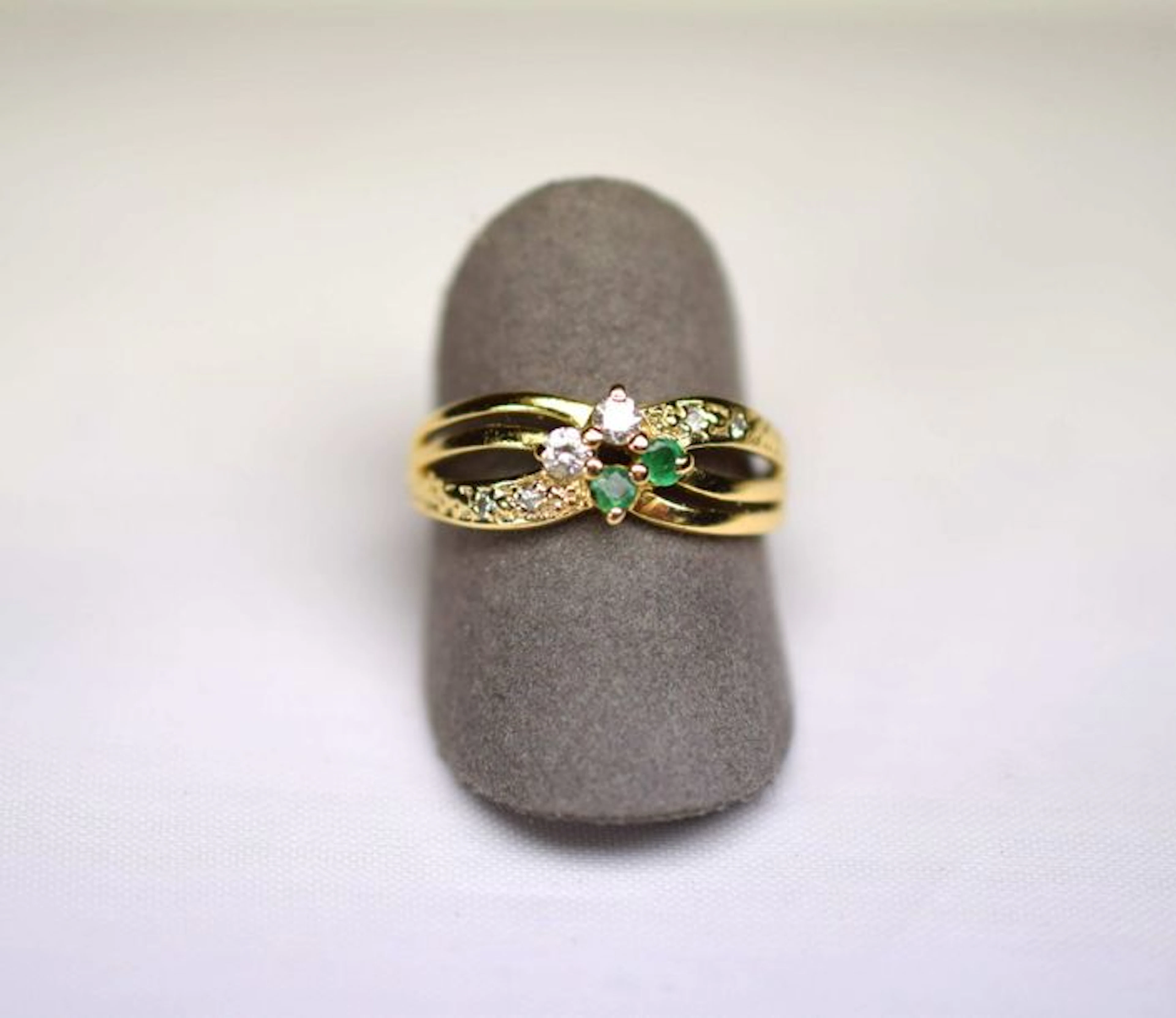 BAGUE en or jaune ornée de 2 émeraudes rondes…