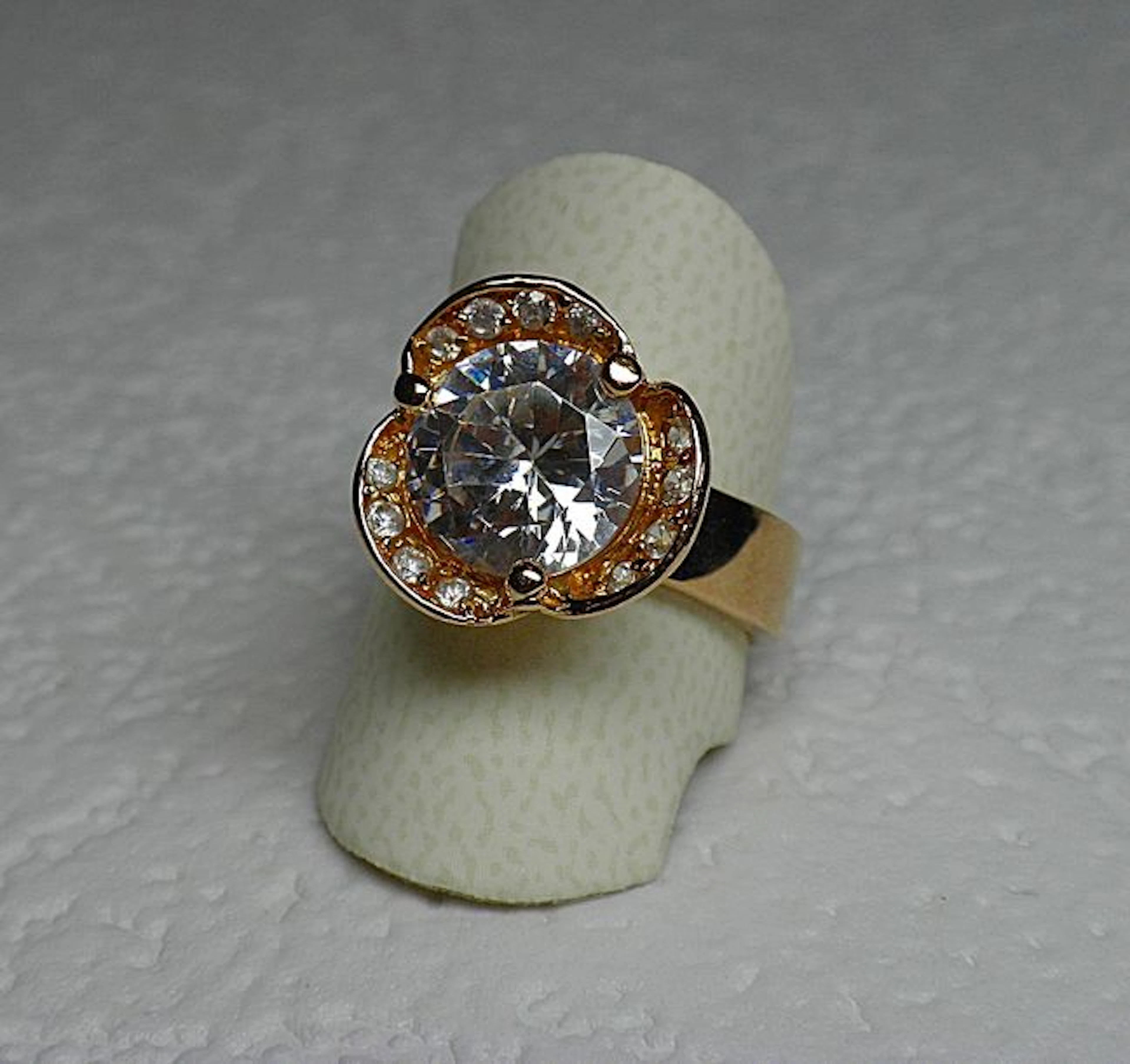 BAGUE en plaqué or centrée d'un oxyde de…