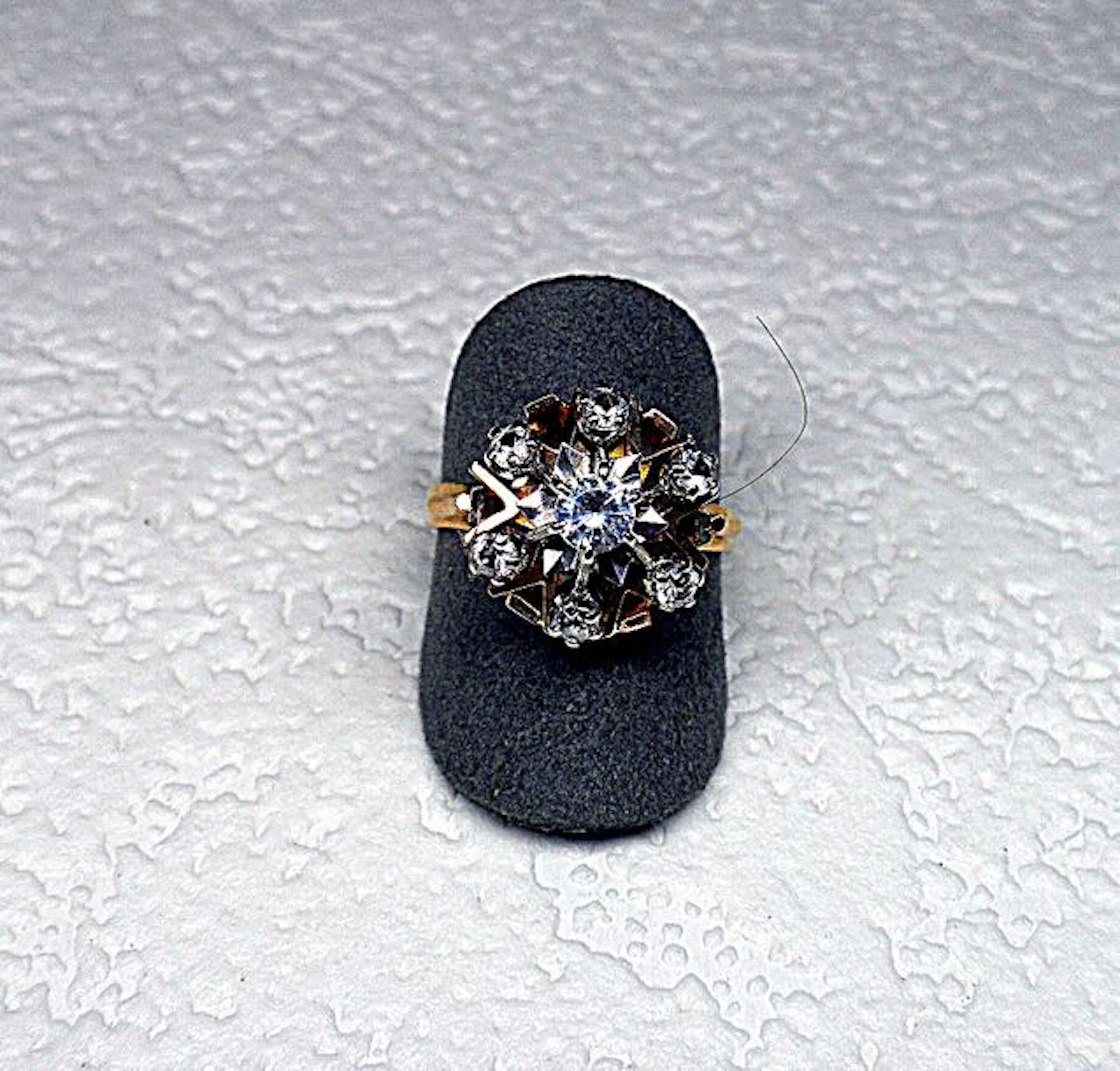 BAGUE bicolore sertie de 7 oxydes de zirconiums.…