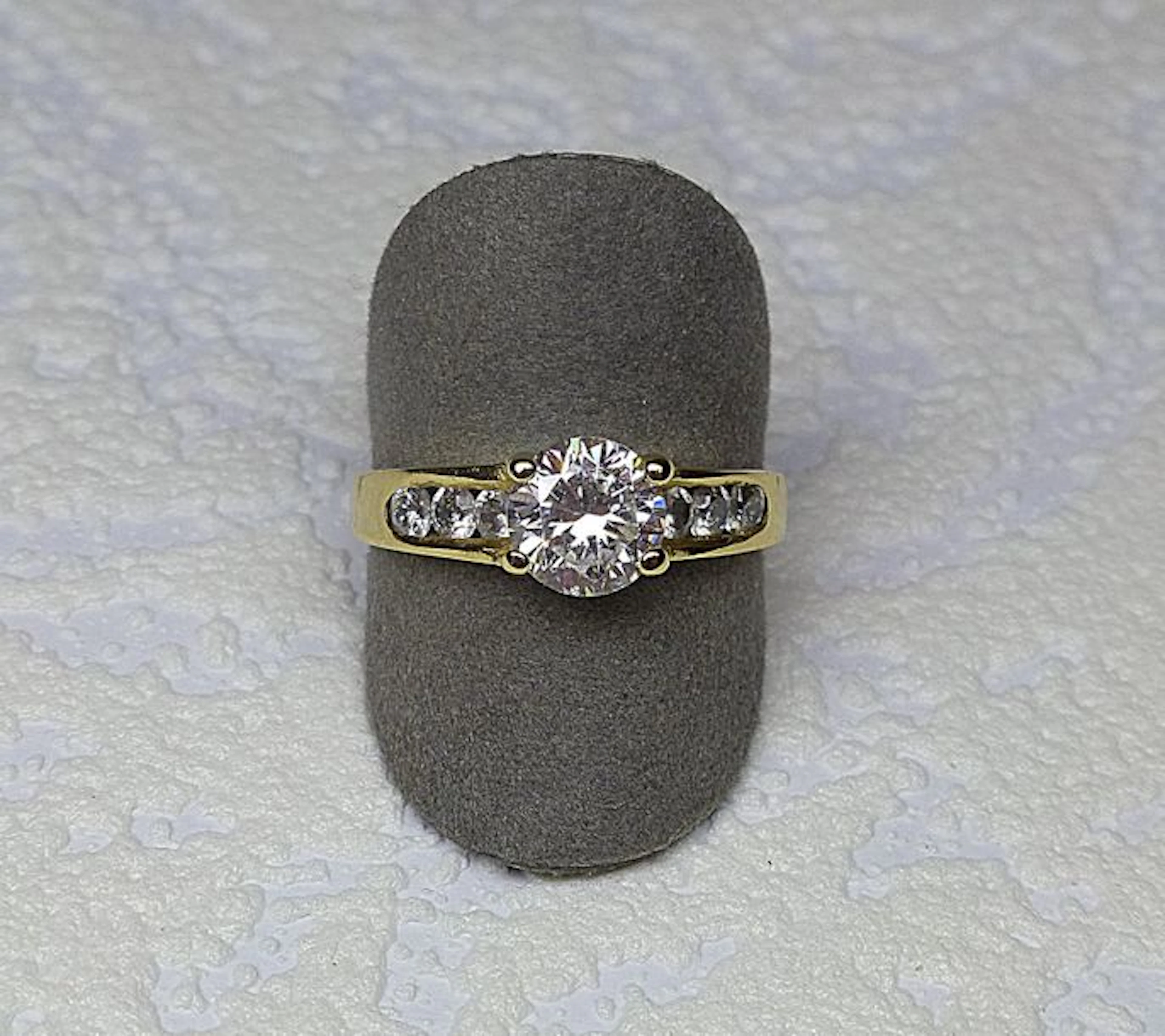 BAGUE en or jaune soutenant un oxyde de zirconium…
