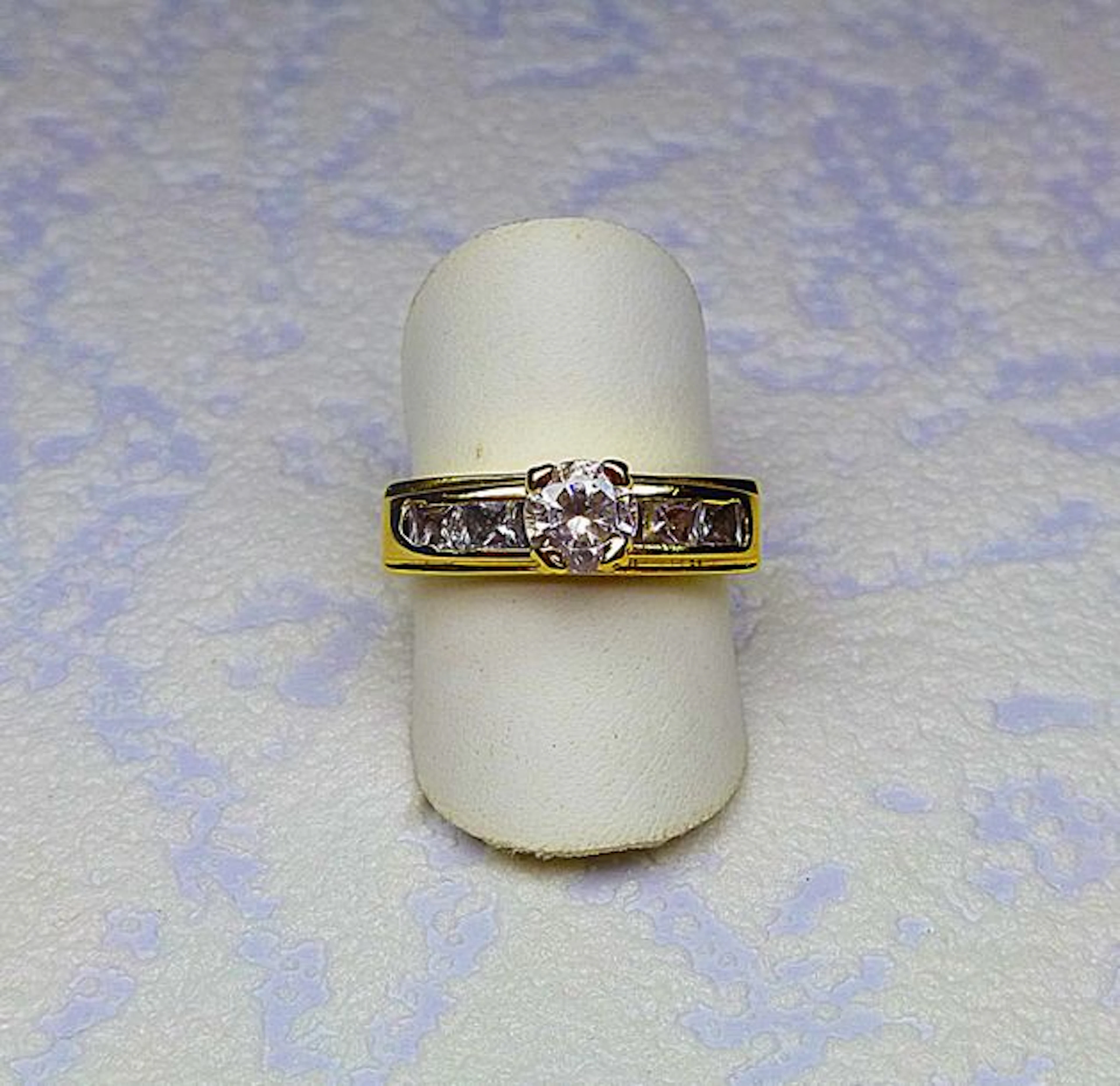 BAGUE en or jaune soutenant un oxyde de zirconium…